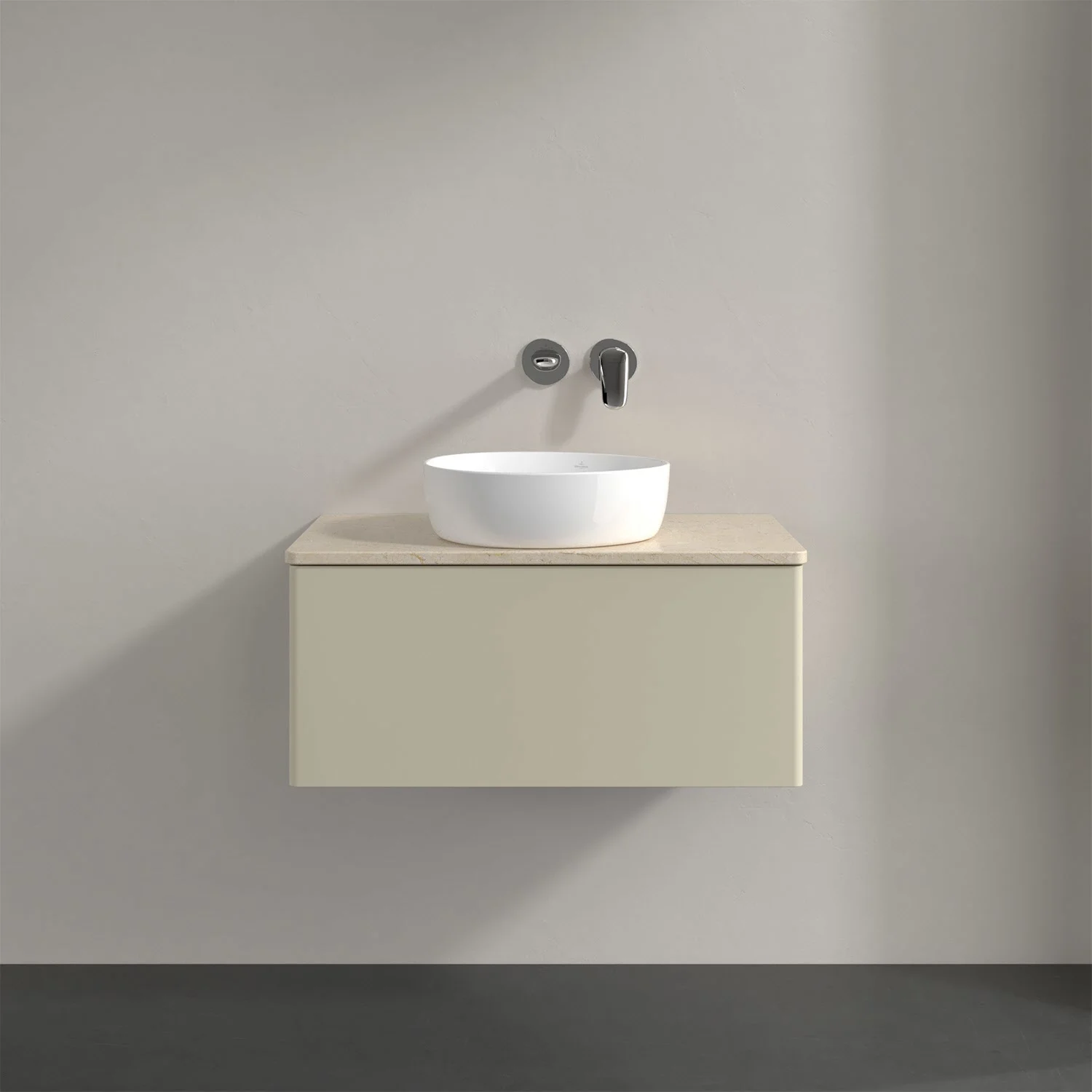 Jasna beżowa umywalka z baterią ścienną w łazience, Villeroy & Boch
