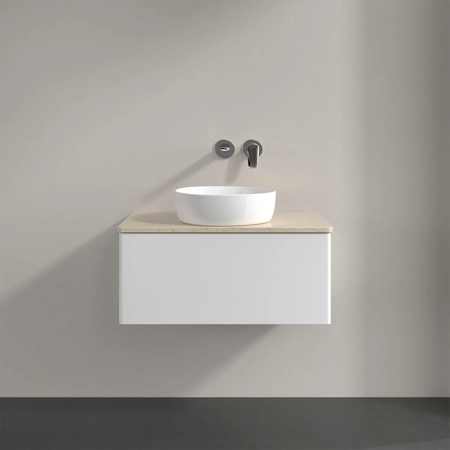 Biała umywalka z baterią ścienną w łazience, Villeroy & Boch