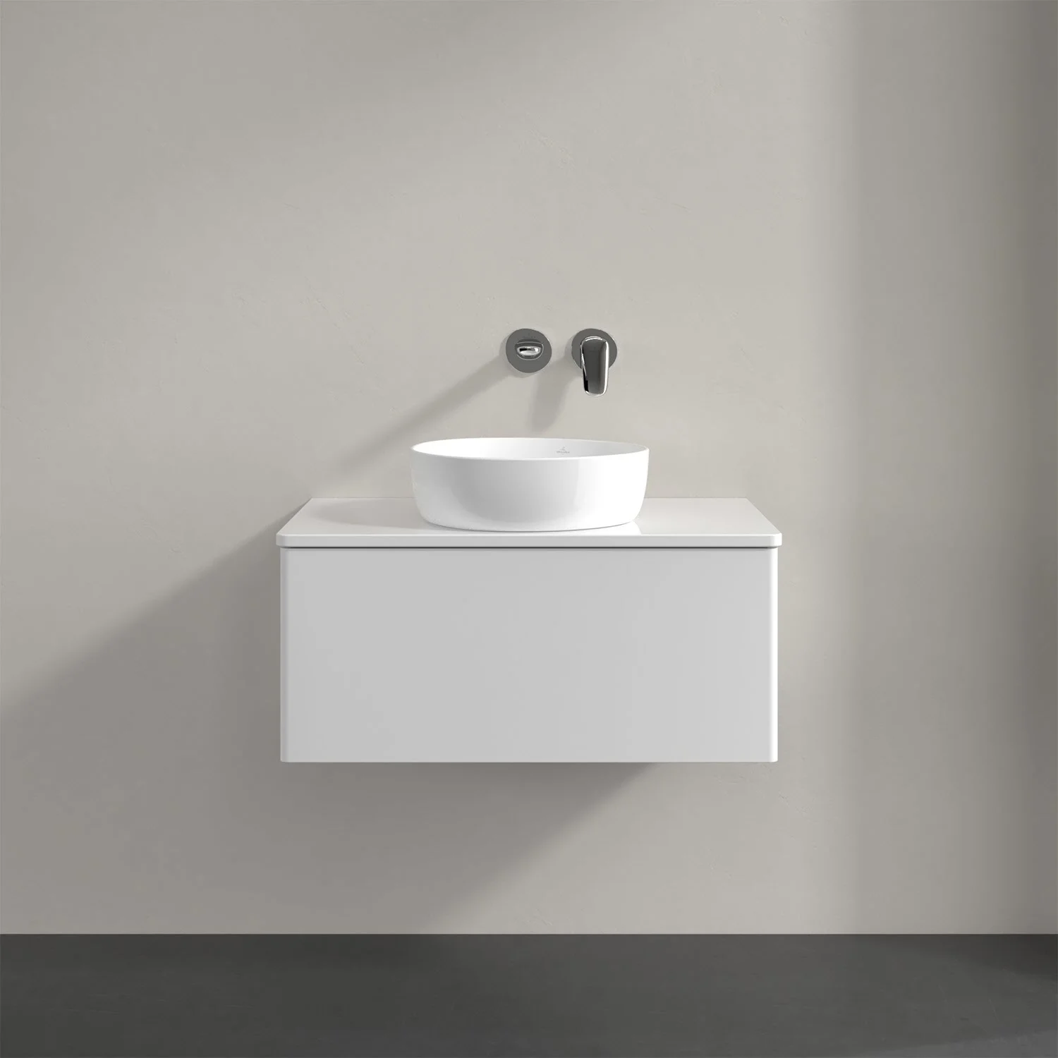Biała umywalka z baterią ścienną z bliska, Villeroy & Boch
