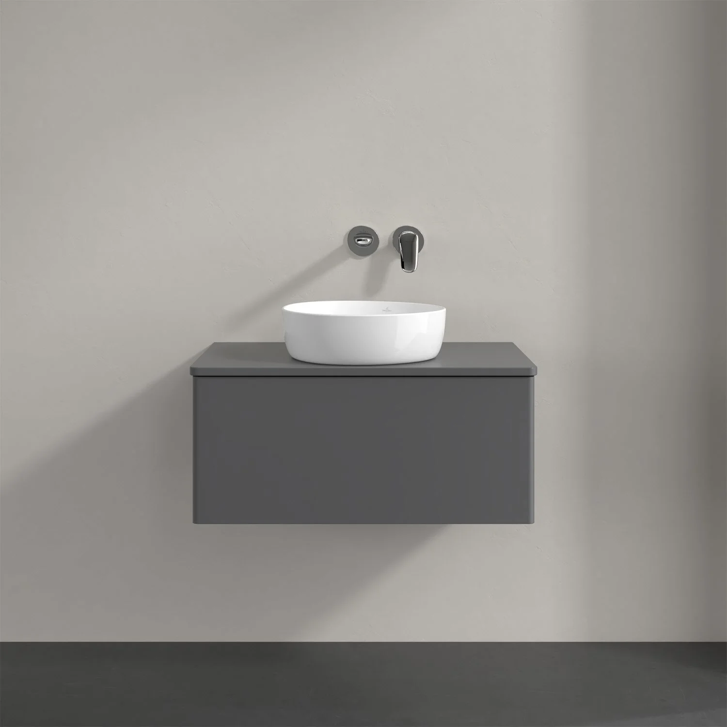 Szara umywalka z baterią ścienną z bliska, Villeroy & Boch