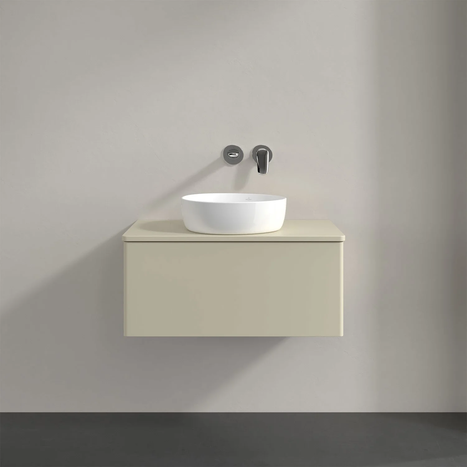 Kremowa umywalka z baterią ścienną z bliska, Villeroy & Boch