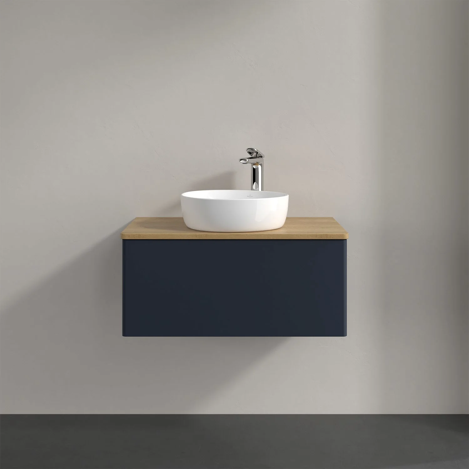 Umywalka z niebieską szafką i baterią, Villeroy & Boch