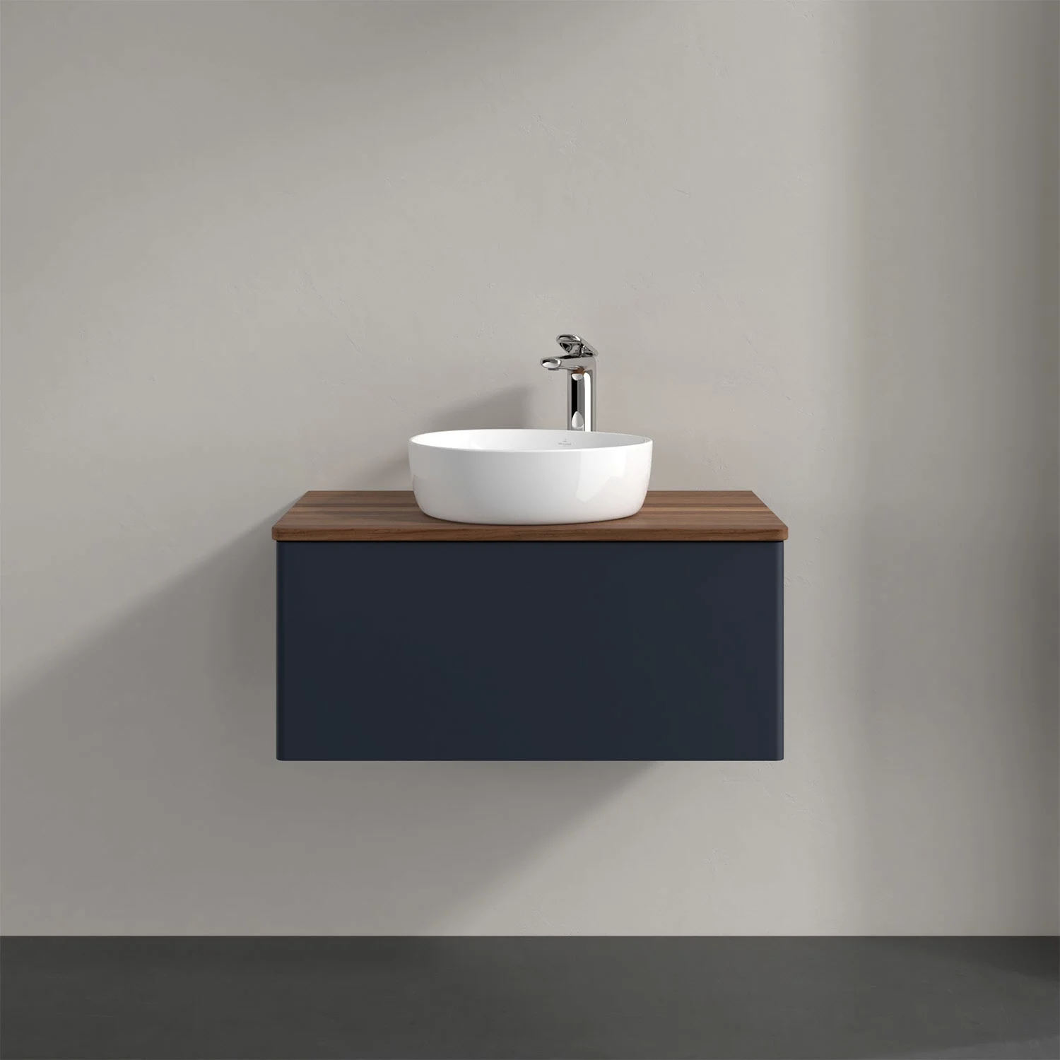 Umywalka z ciemnym drewnem i białą umywalką, Villeroy & Boch