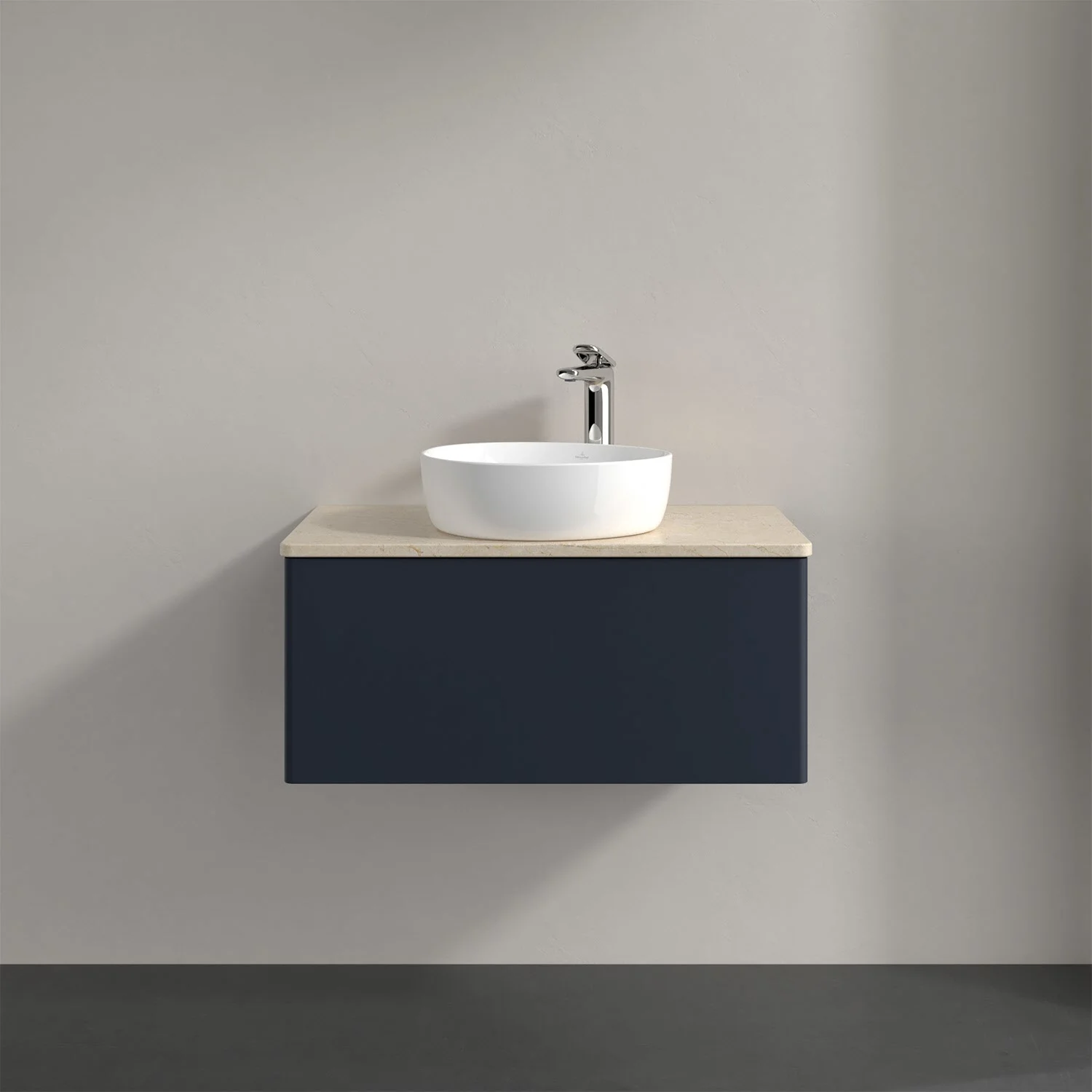 Ciemnoniebieska umywalka z białą umywalką nablatową w łazience, Villeroy & Boch