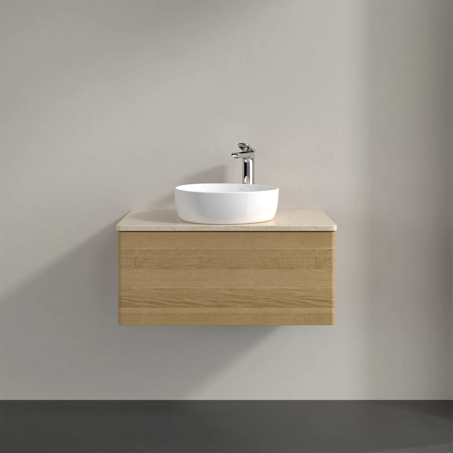 Drewniana umywalka z wolnostojącą baterią z bliska, Villeroy & Boch