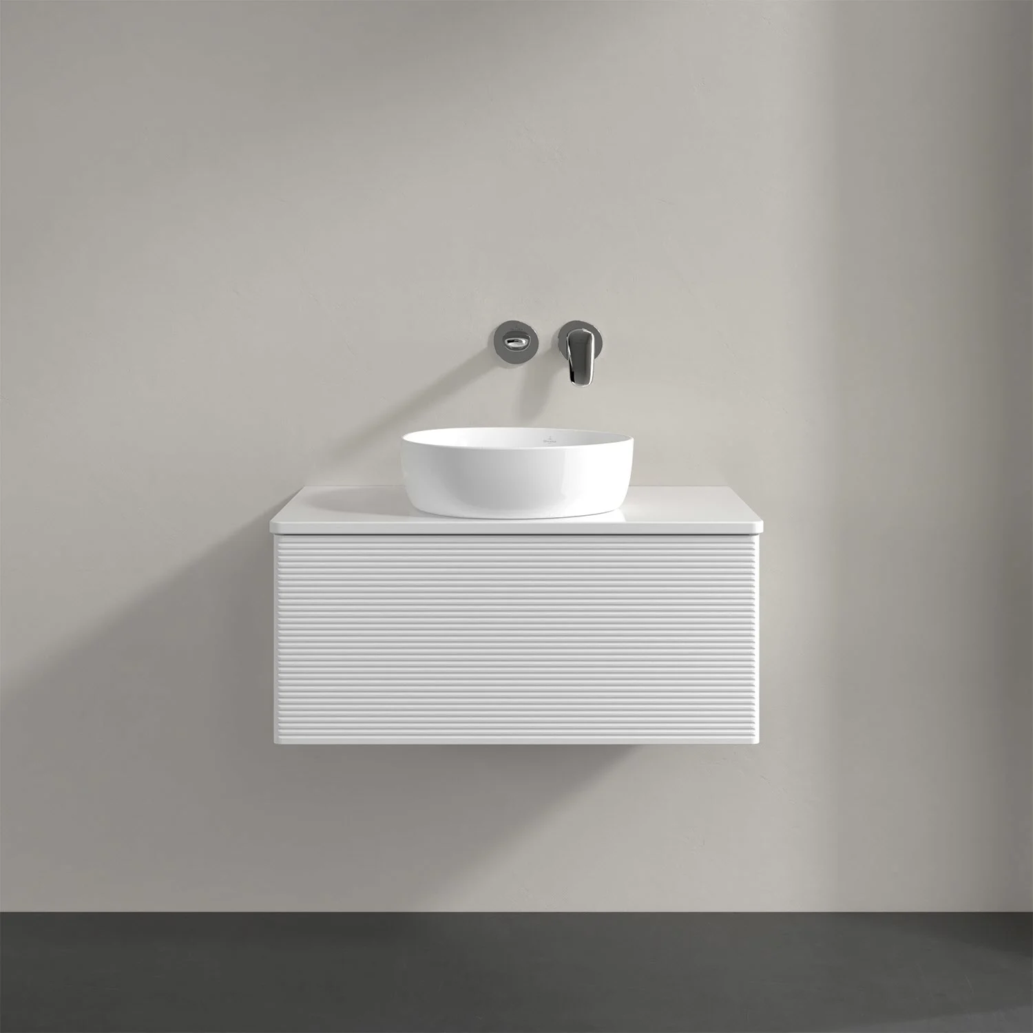 Biała umywalka z baterią ścienną z bliska, Villeroy & Boch