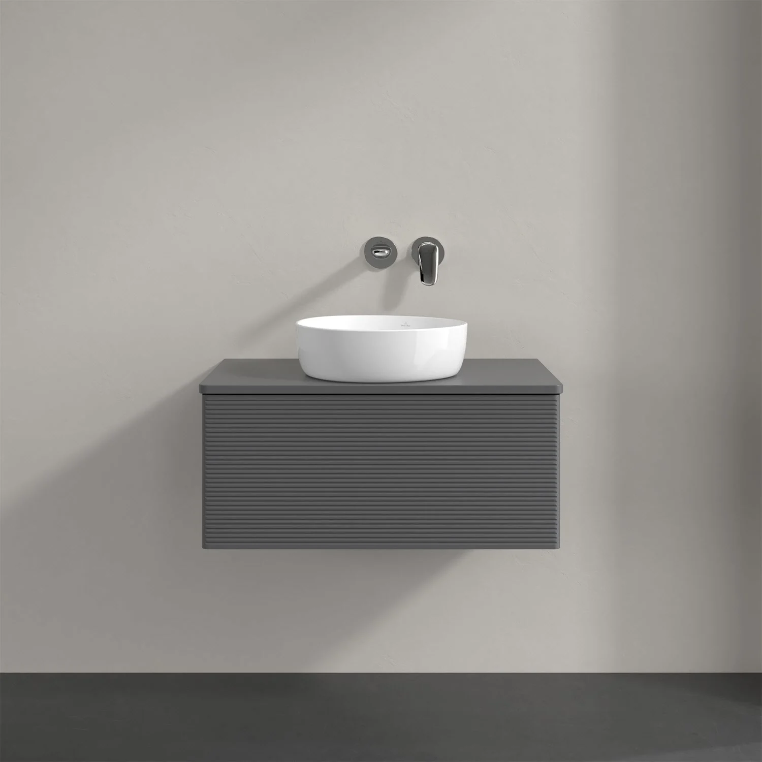 Szara umywalka z baterią ścienną w łazience, Villeroy & Boch