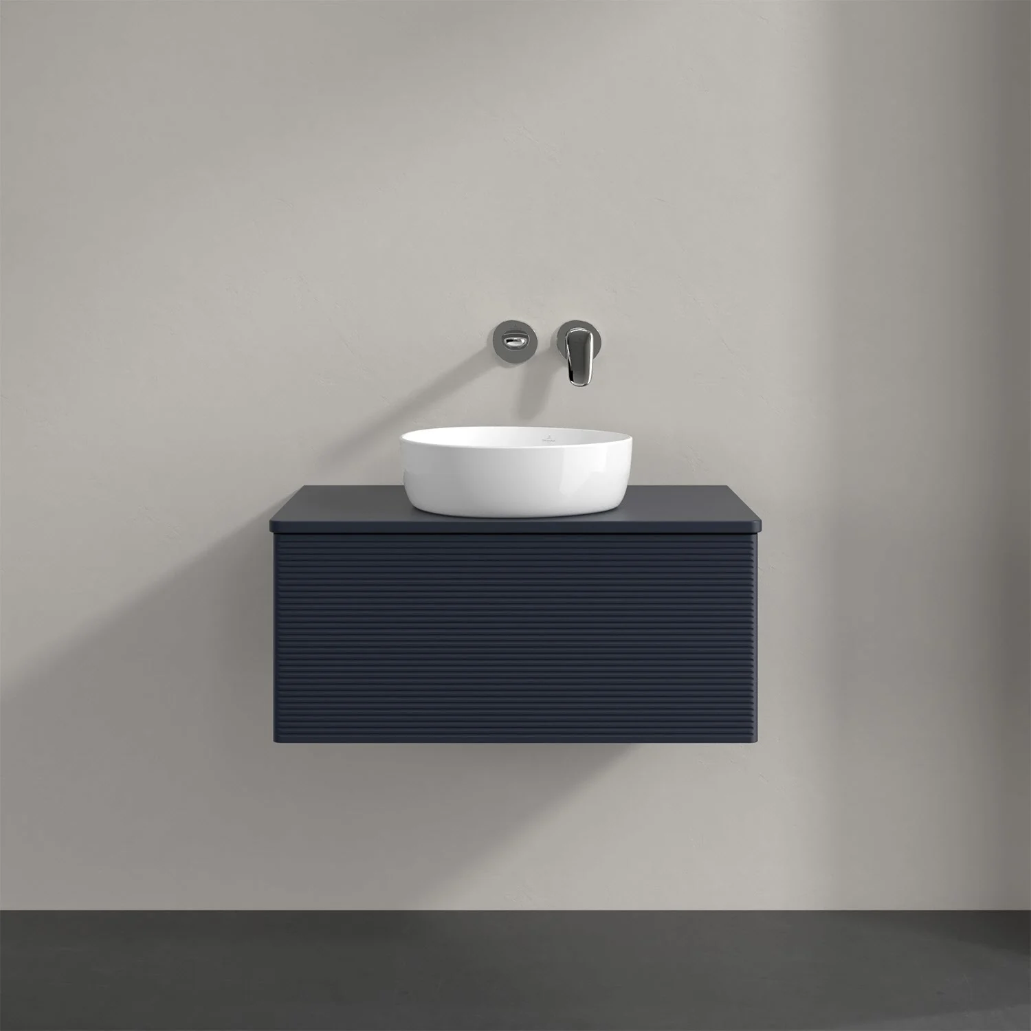 Ciemnoniebieska umywalka z baterią ścienną w łazience, Villeroy & Boch