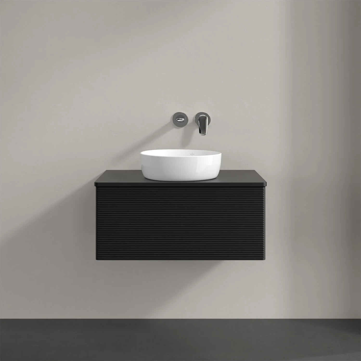 Czarna umywalka z baterią ścienną w łazience, Villeroy & Boch