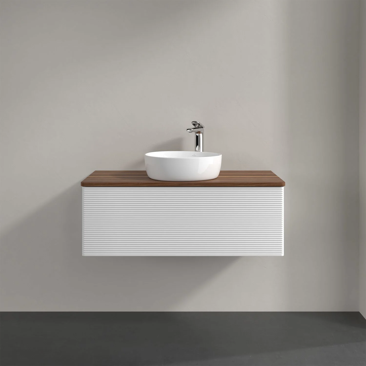 Umywalka z białą szafką w zbliżeniu, Villeroy & Boch