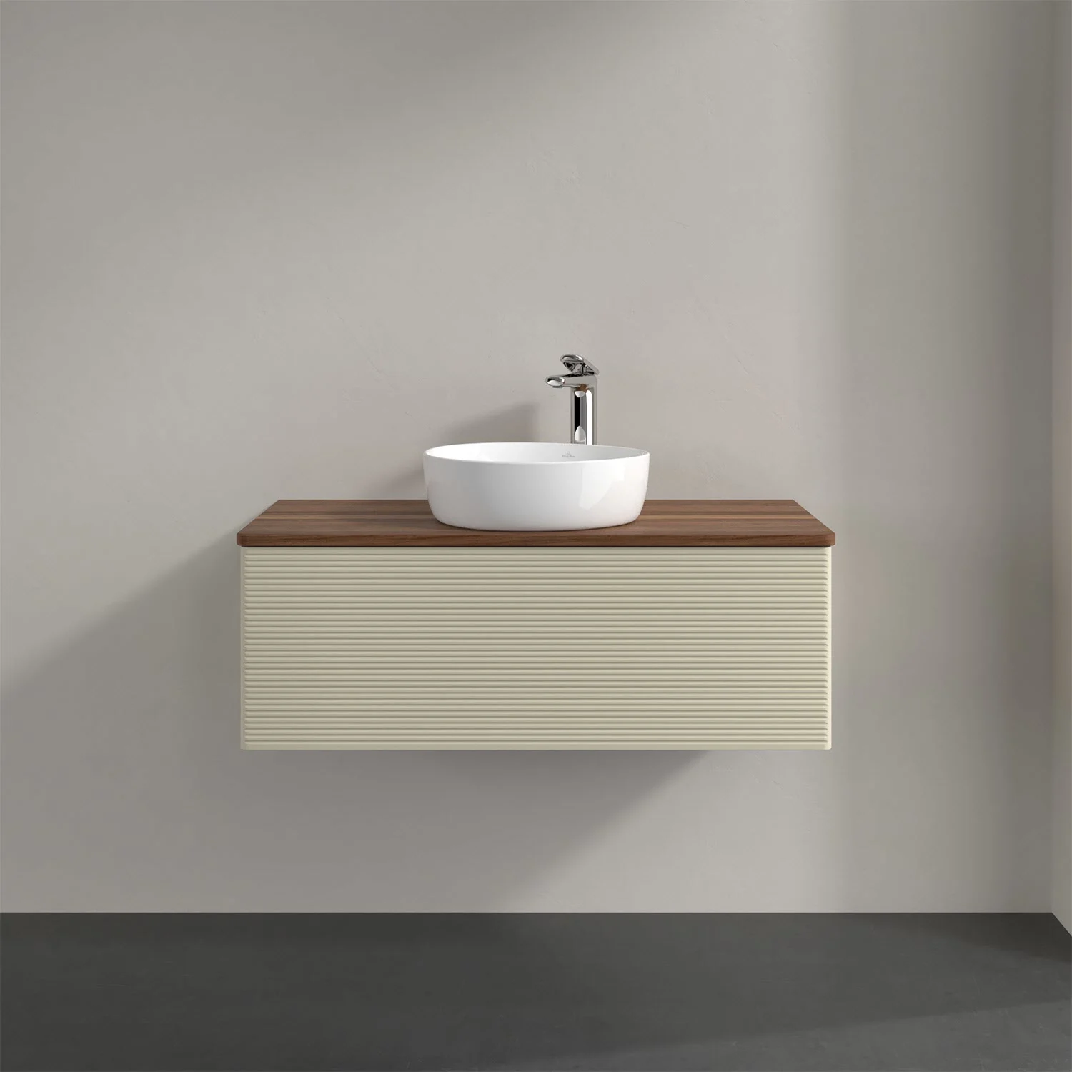 Umywalka z jasną szafką w zbliżeniu, Villeroy & Boch