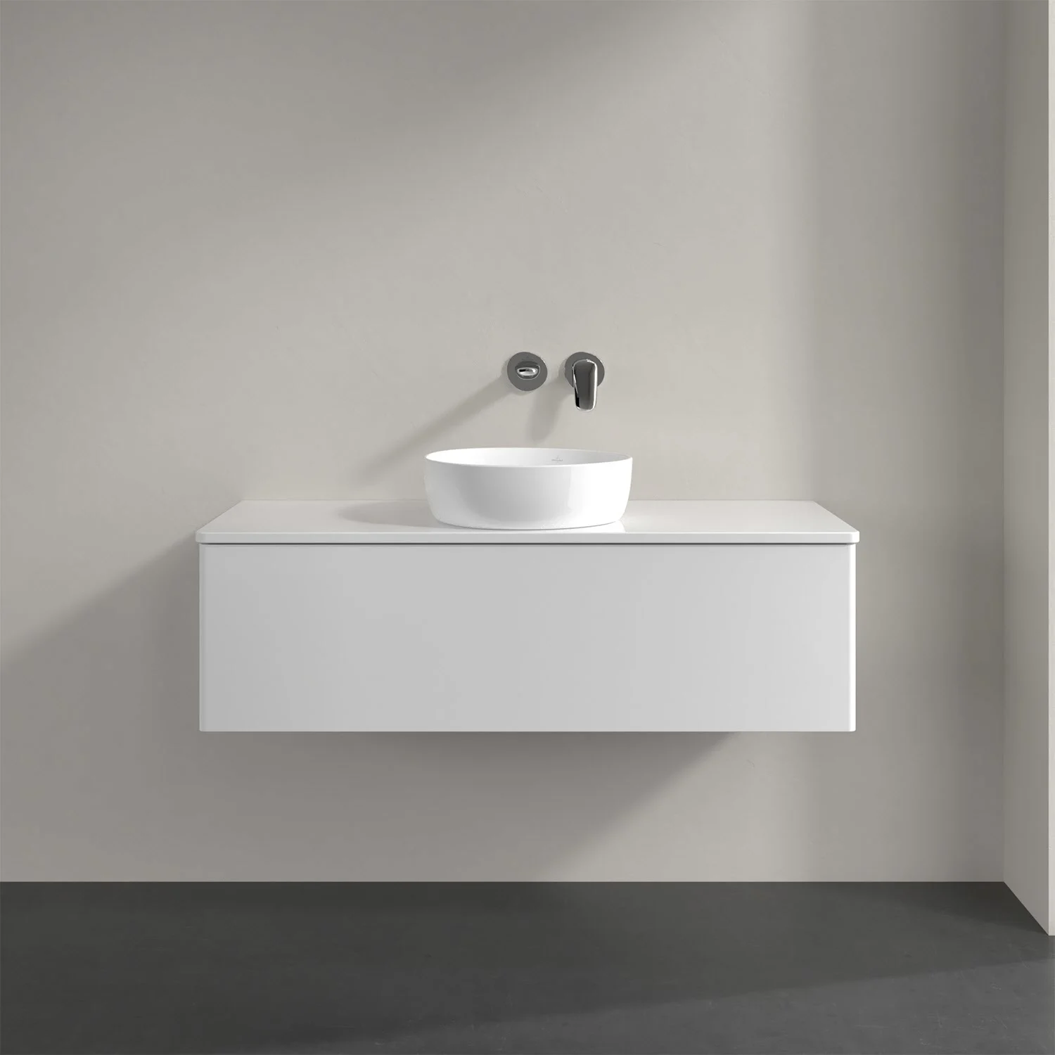 Biała umywalka na białej szafce w łazience, Villeroy & Boch