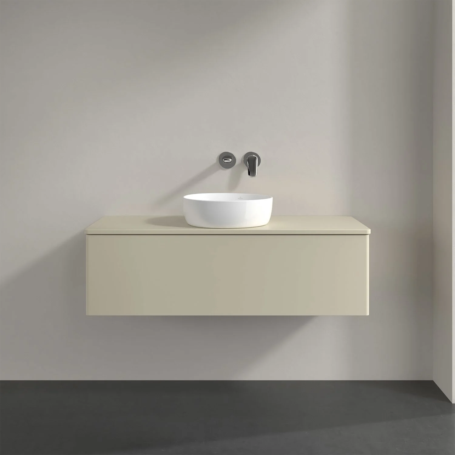 Biała umywalka na kremowej szafce w łazience, Villeroy & Boch