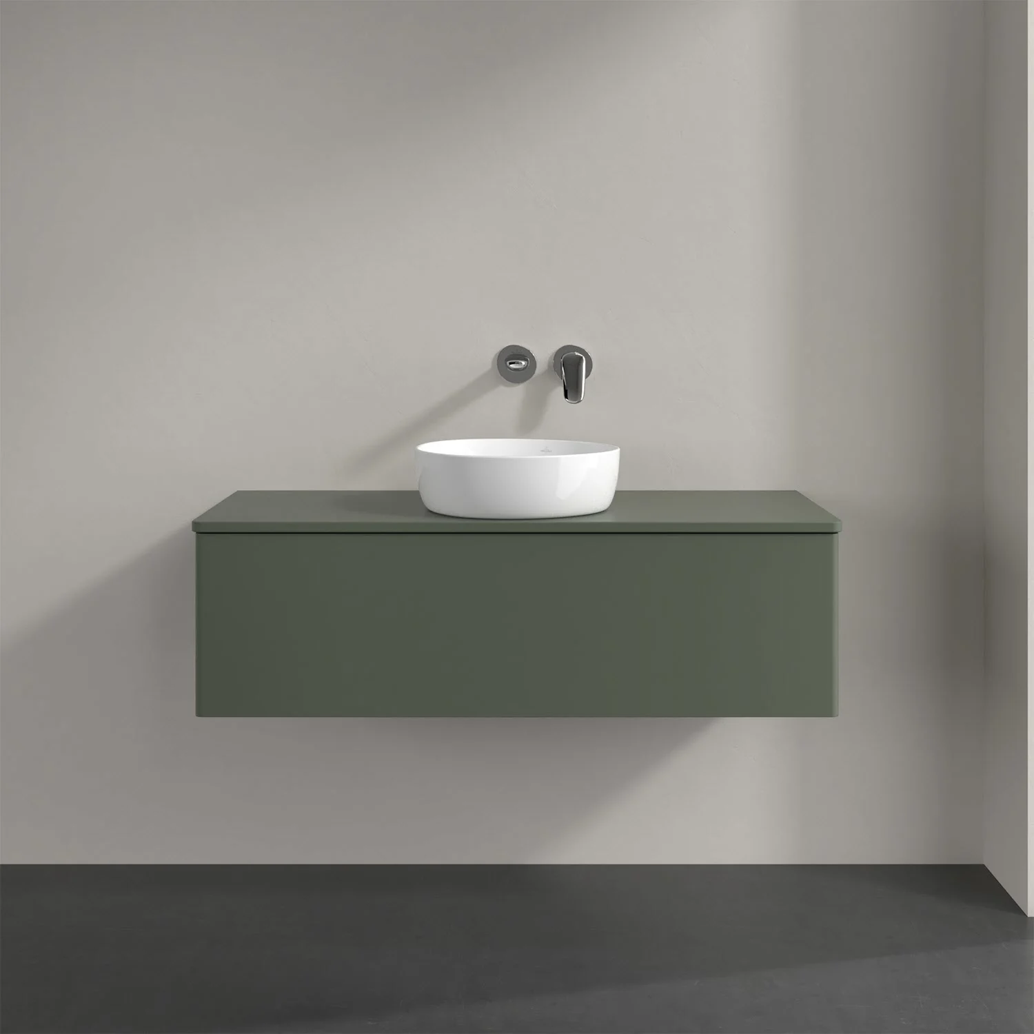 Biała umywalka na zielonej szafce w łazience, Villeroy & Boch