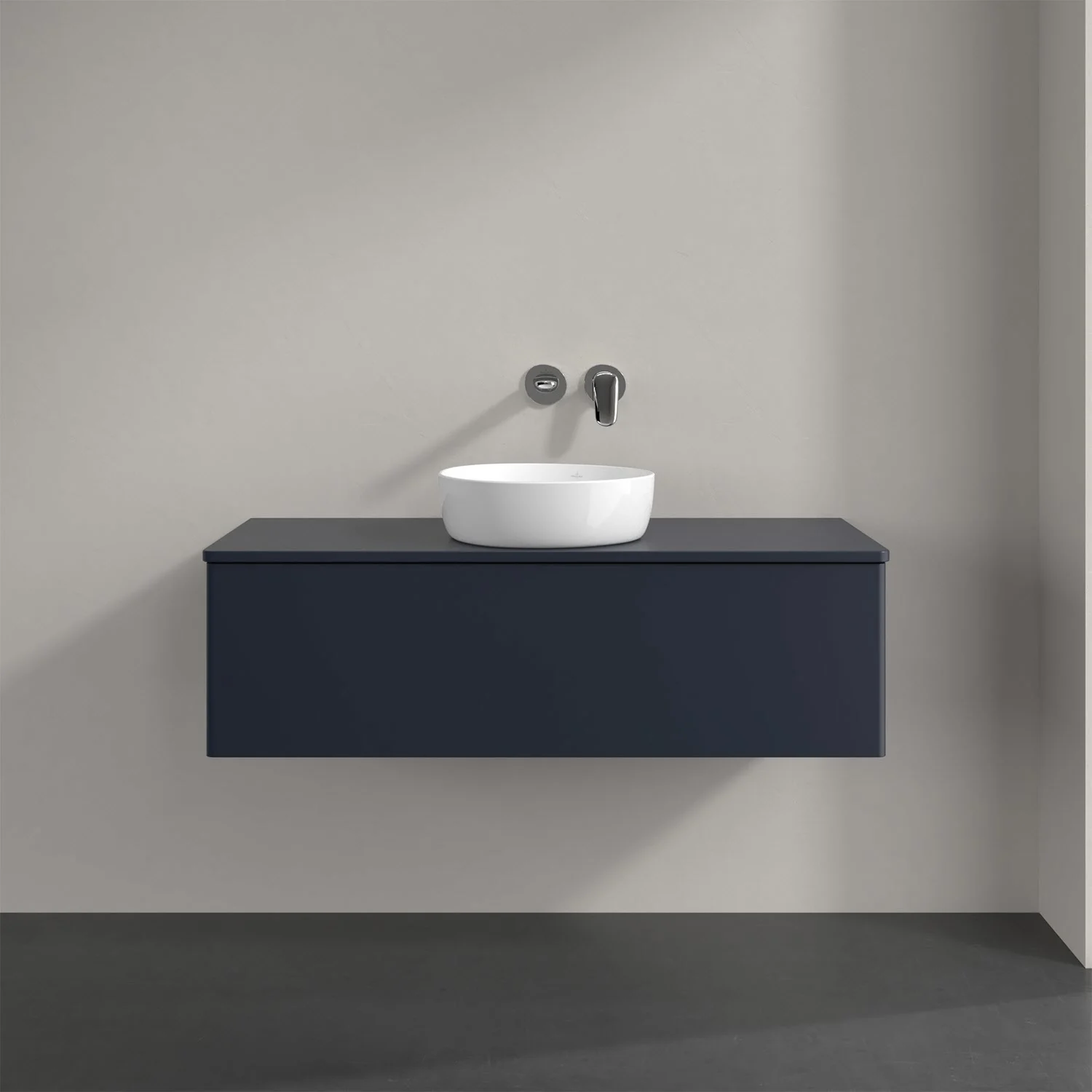 Ciemnoniebieska umywalka z baterią ścienną w łazience, Villeroy & Boch