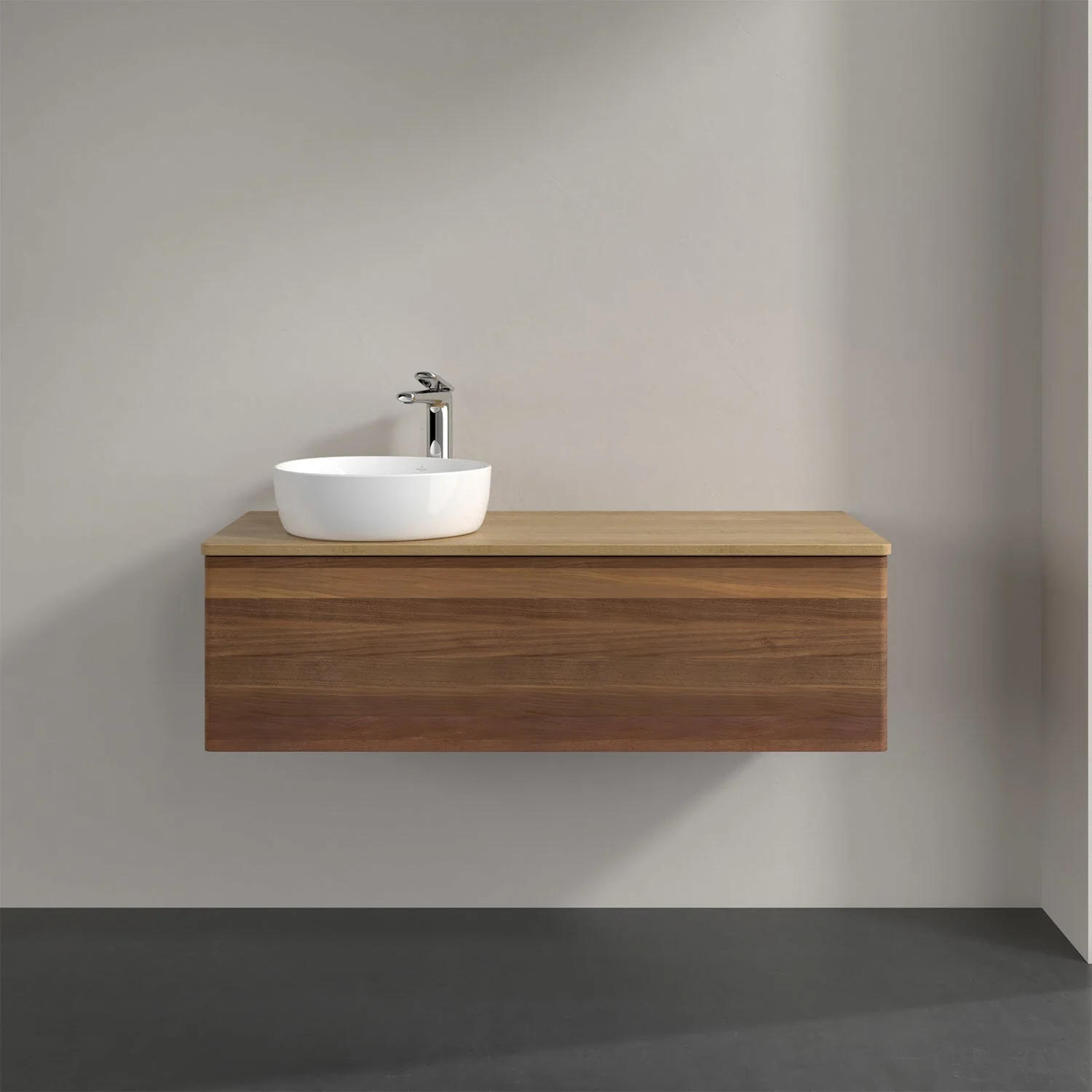 Drewniane meble łazienkowe z ciemną powierzchnią i umywalką, Villeroy & Boch