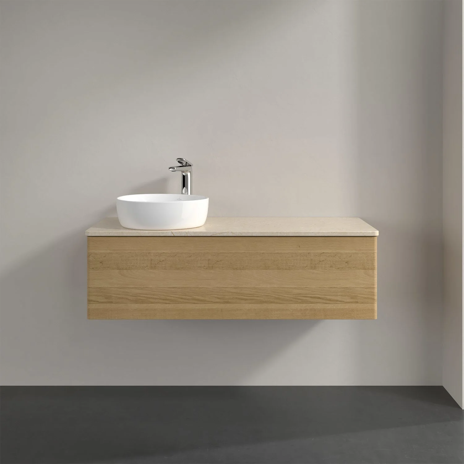 Umywalka w kolorze drewna z wolnostojącą baterią w łazience, Villeroy & Boch