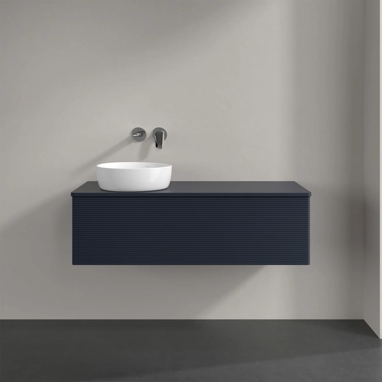 Czarna umywalka z baterią ścienną w łazience, Villeroy & Boch
