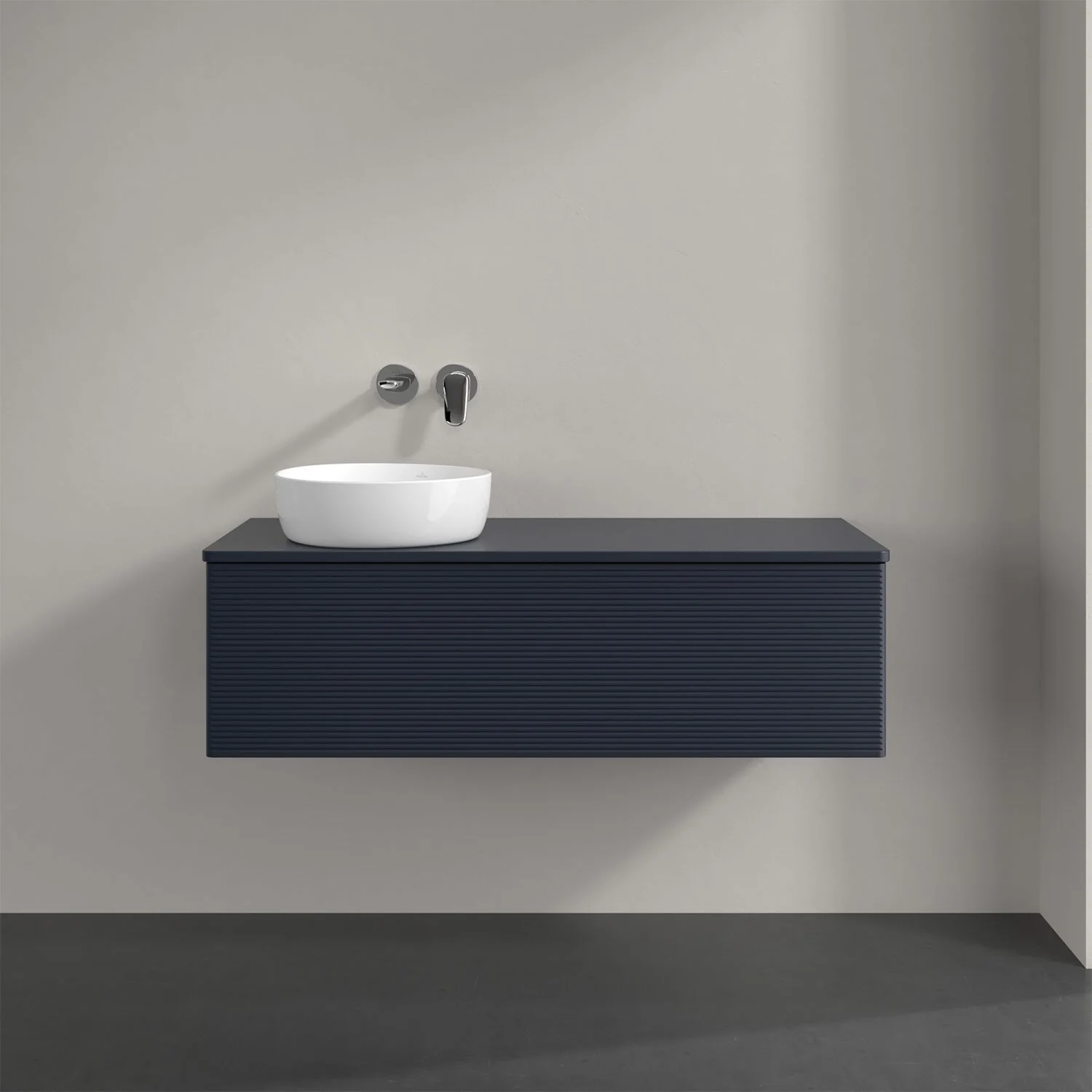Ciemnoniebieska umywalka z szafką w łazience, Villeroy & Boch