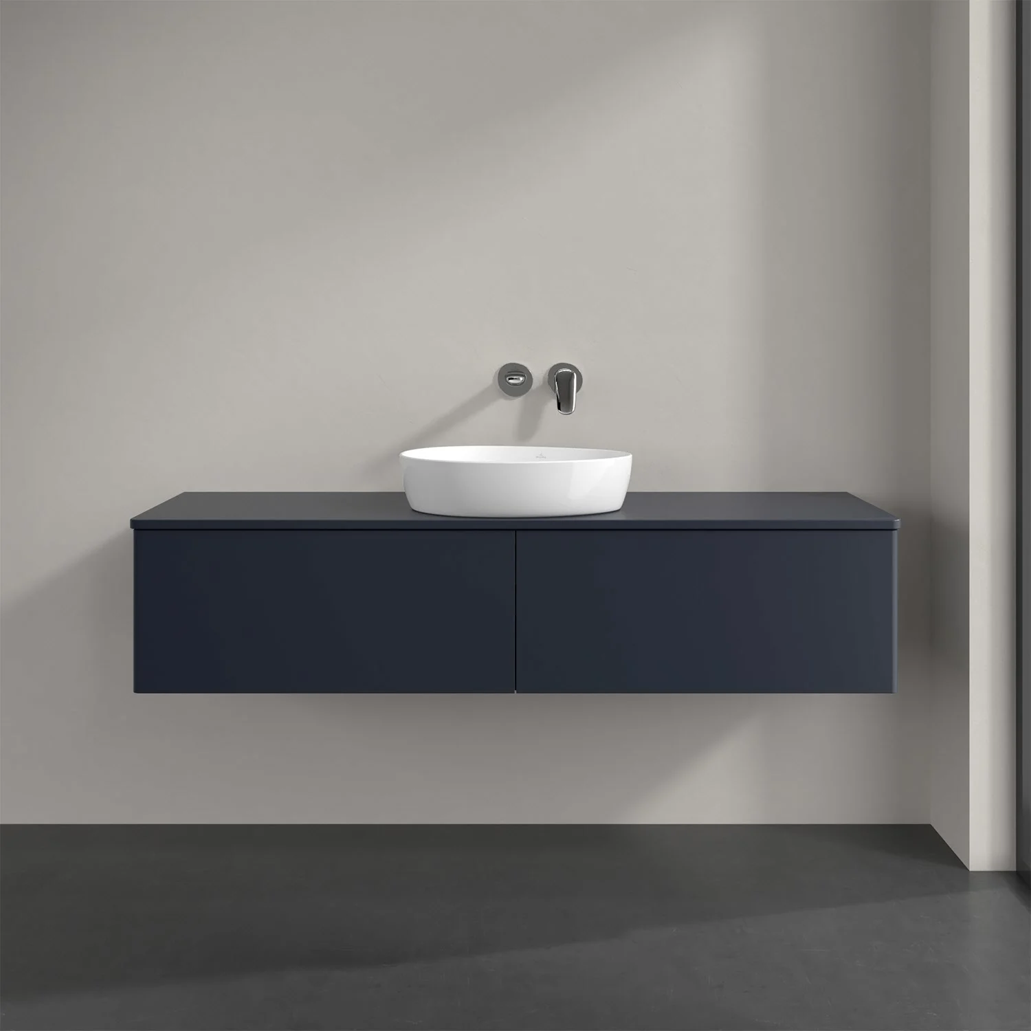 Ciemnoniebieskie meble łazienkowe z umywalką z bliska, Villeroy & Boch