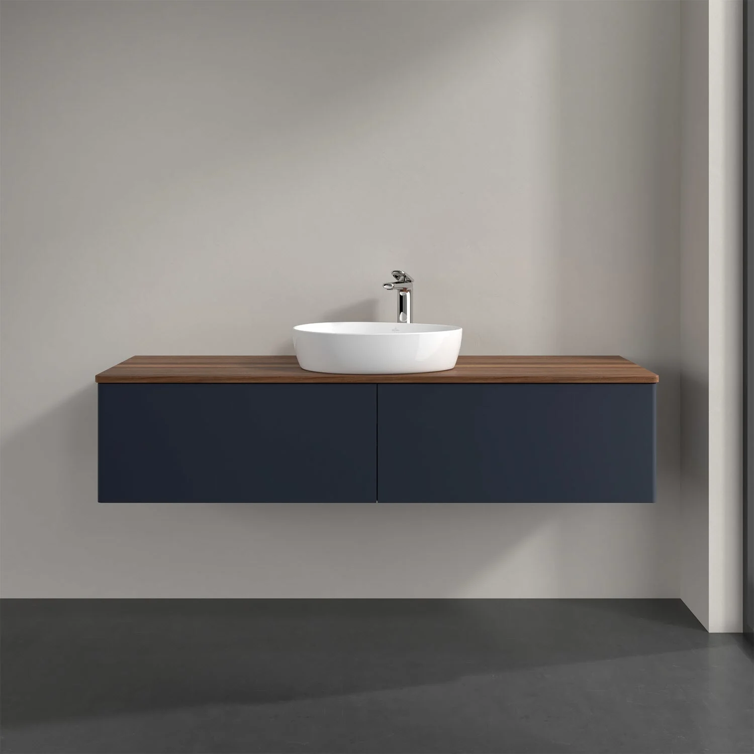 Umywalka z niebieskim frontem w łazience, Villeroy & Boch