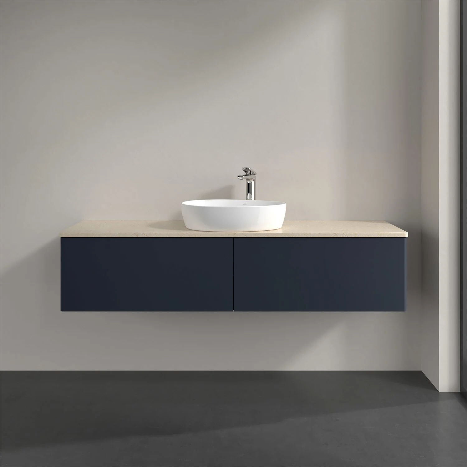 Umywalka z ciemnoniebieską szafką z bliska, Villeroy & Boch