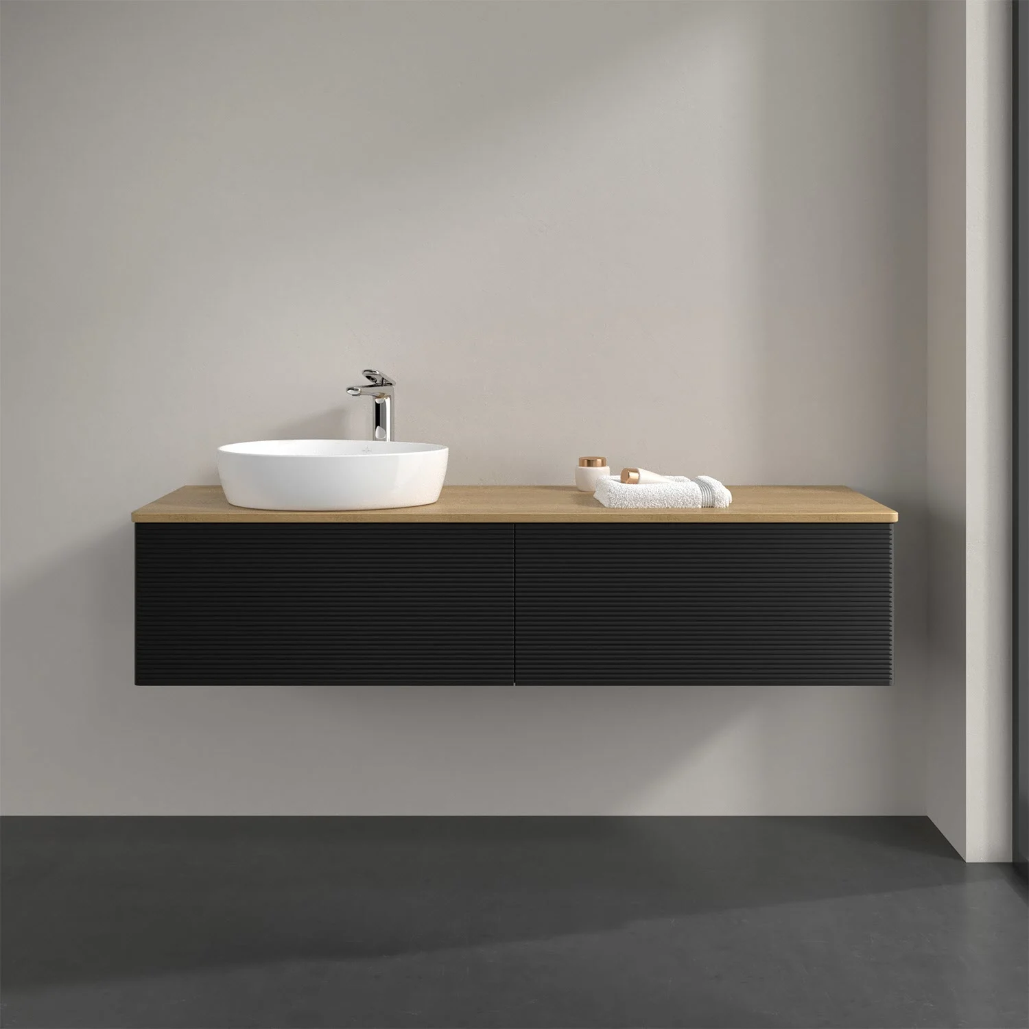Umywalka z drewnianą powierzchnią i czarną umywalką, Villeroy & Boch