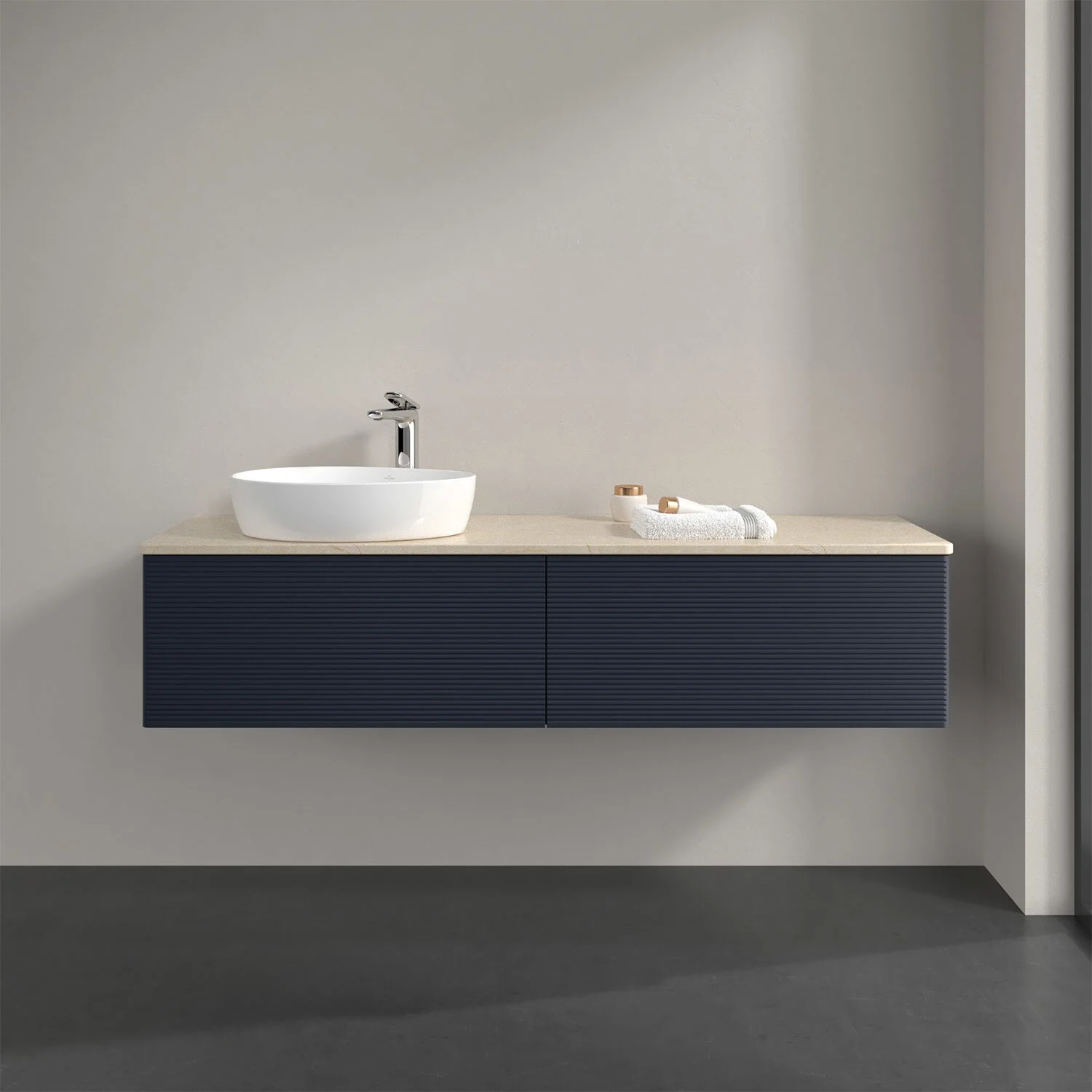 Umywalka z ciemnoniebieskim frontem w łazience, Villeroy & Boch