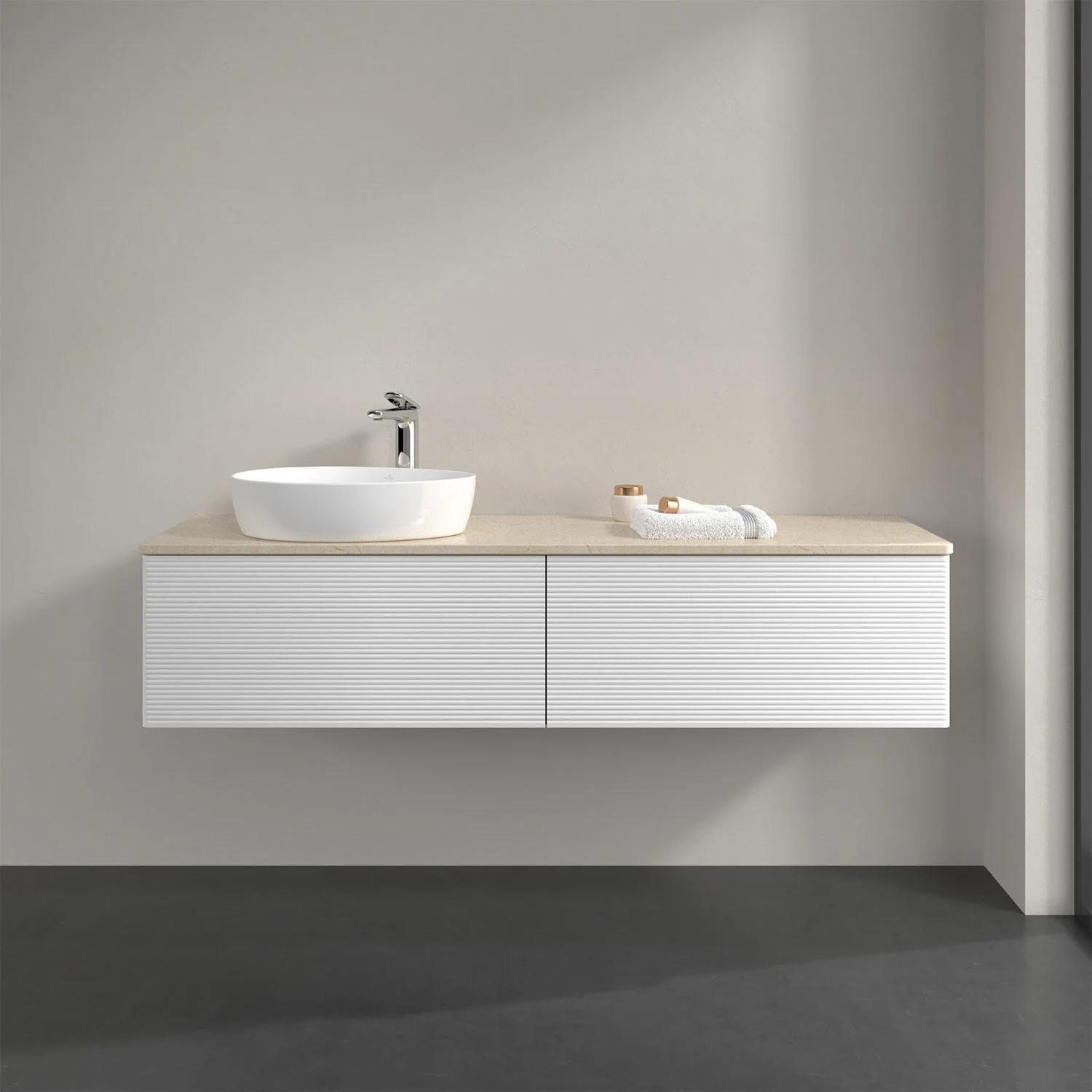 Białe żebrowane meble łazienkowe z umywalką z bliska, Villeroy & Boch