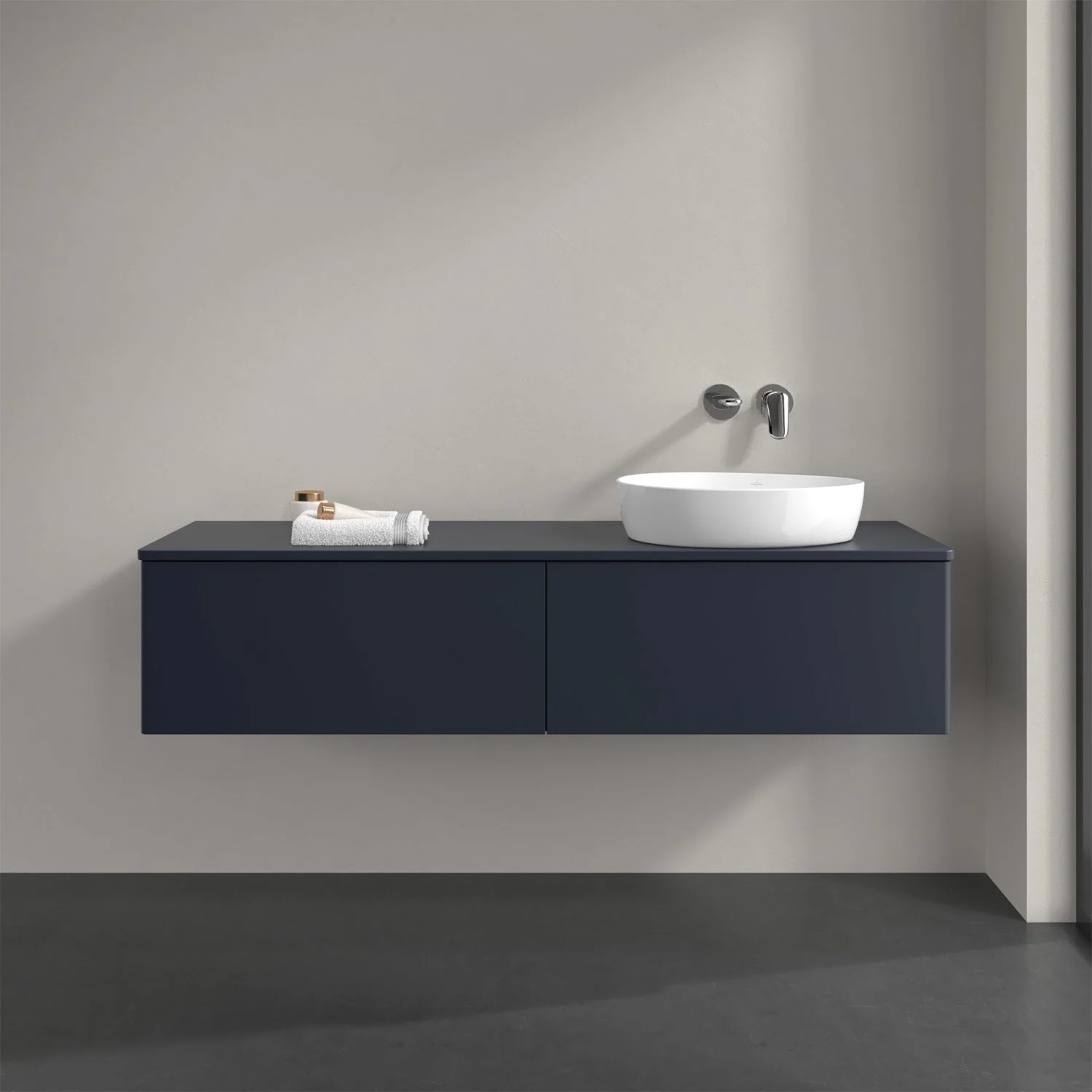 Ciemnoniebieskie meble łazienkowe z umywalką z bliska, Villeroy & Boch