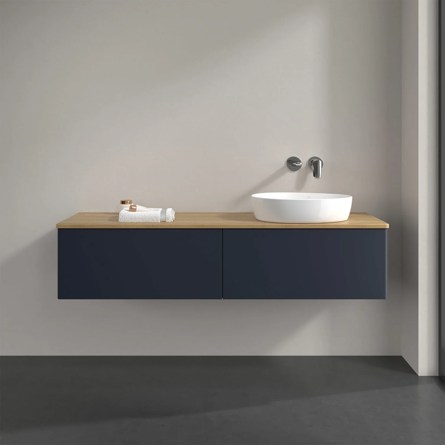 Ciemnoniebieskie meble łazienkowe z umywalką z bliska, Villeroy & Boch