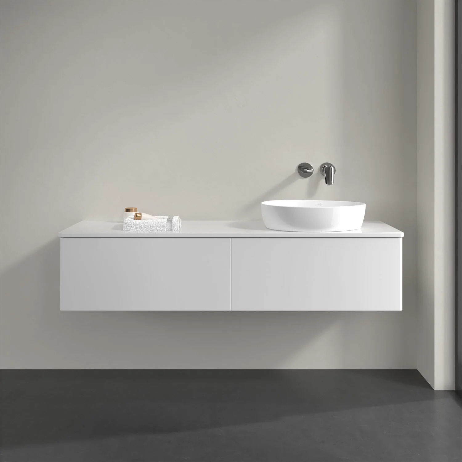 Białe meble łazienkowe z umywalką z bliska, Villeroy & Boch