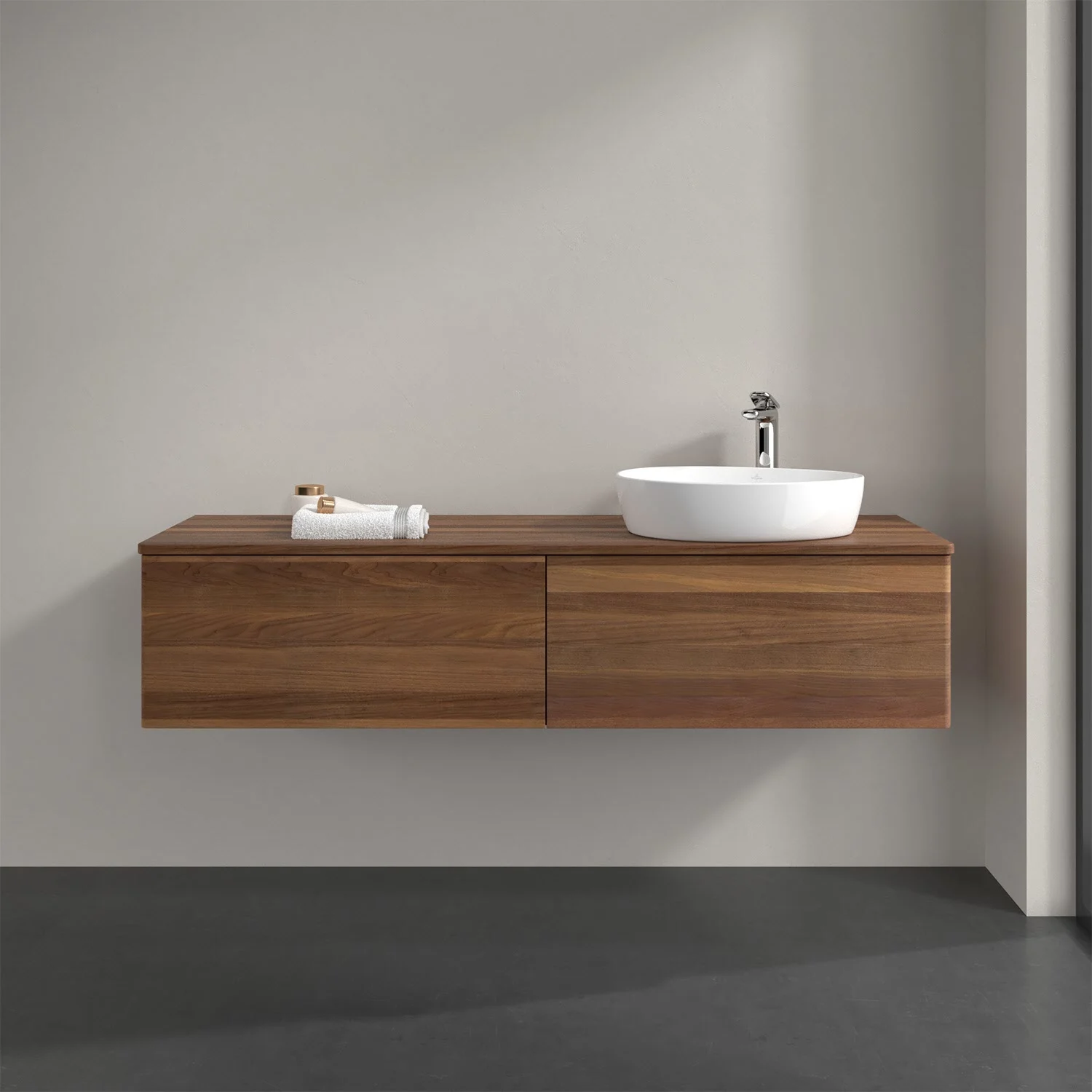 Drewniana szafka umywalkowa z białą umywalką, Villeroy & Boch