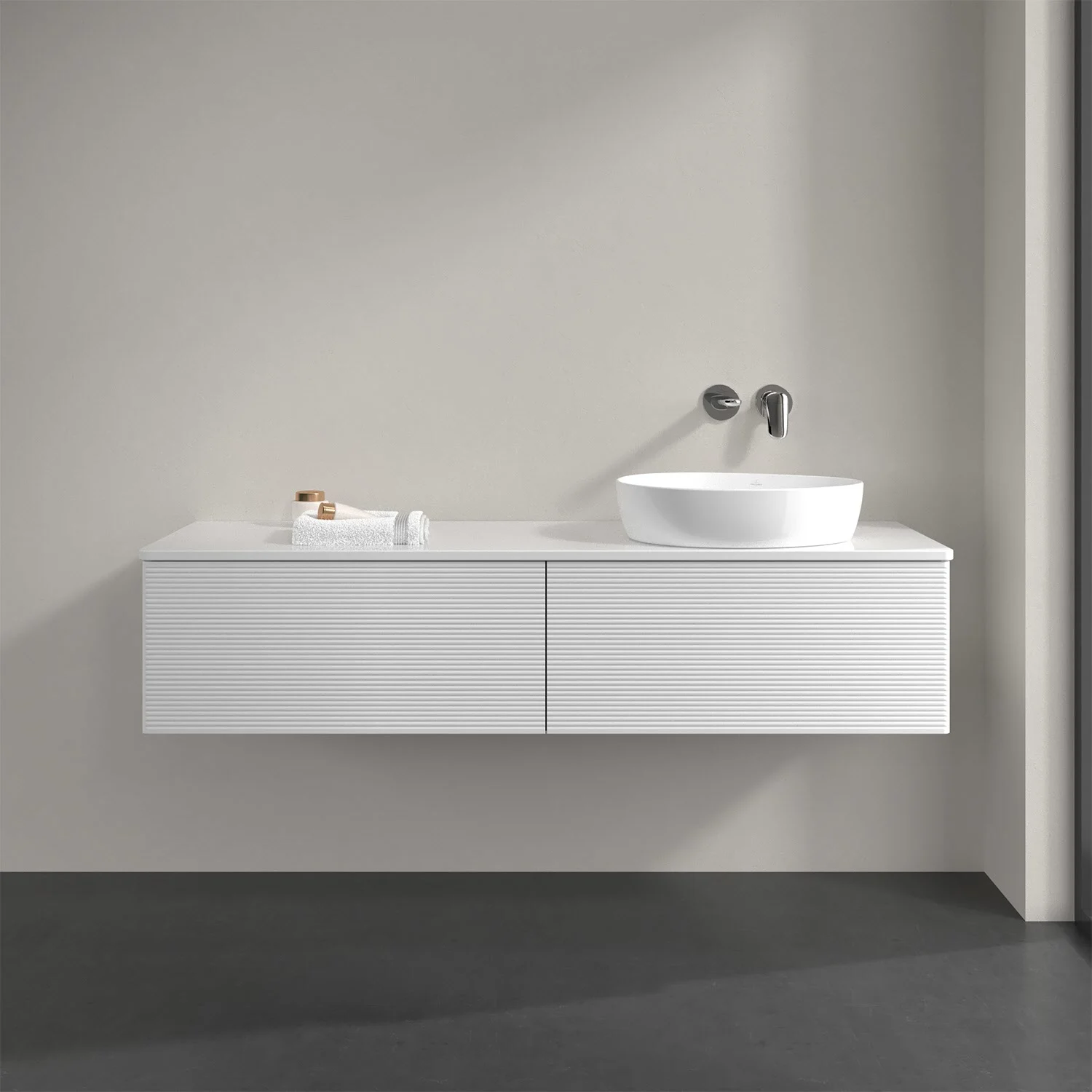 Białe meble łazienkowe z umywalką z bliska, Villeroy & Boch