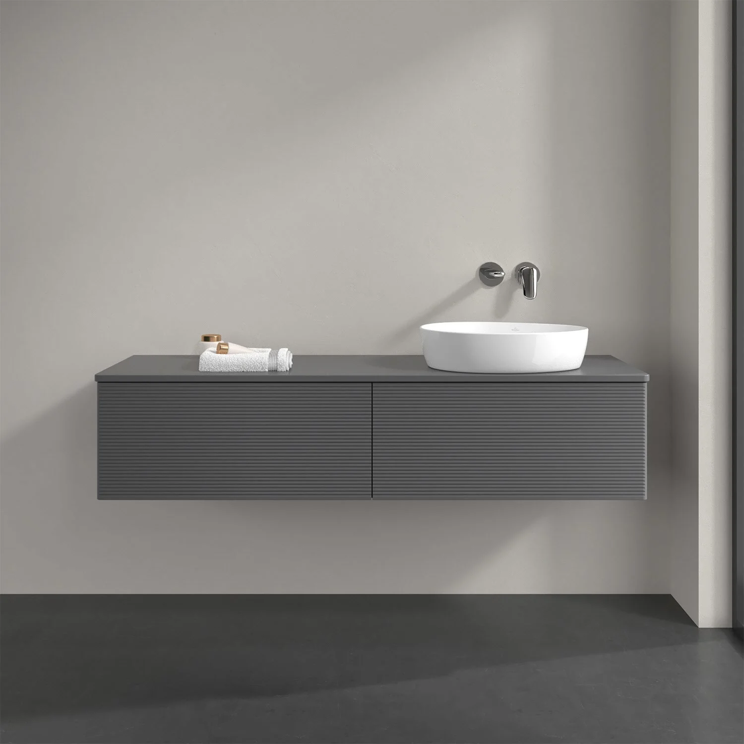 Szare meble łazienkowe z umywalką z bliska, Villeroy & Boch