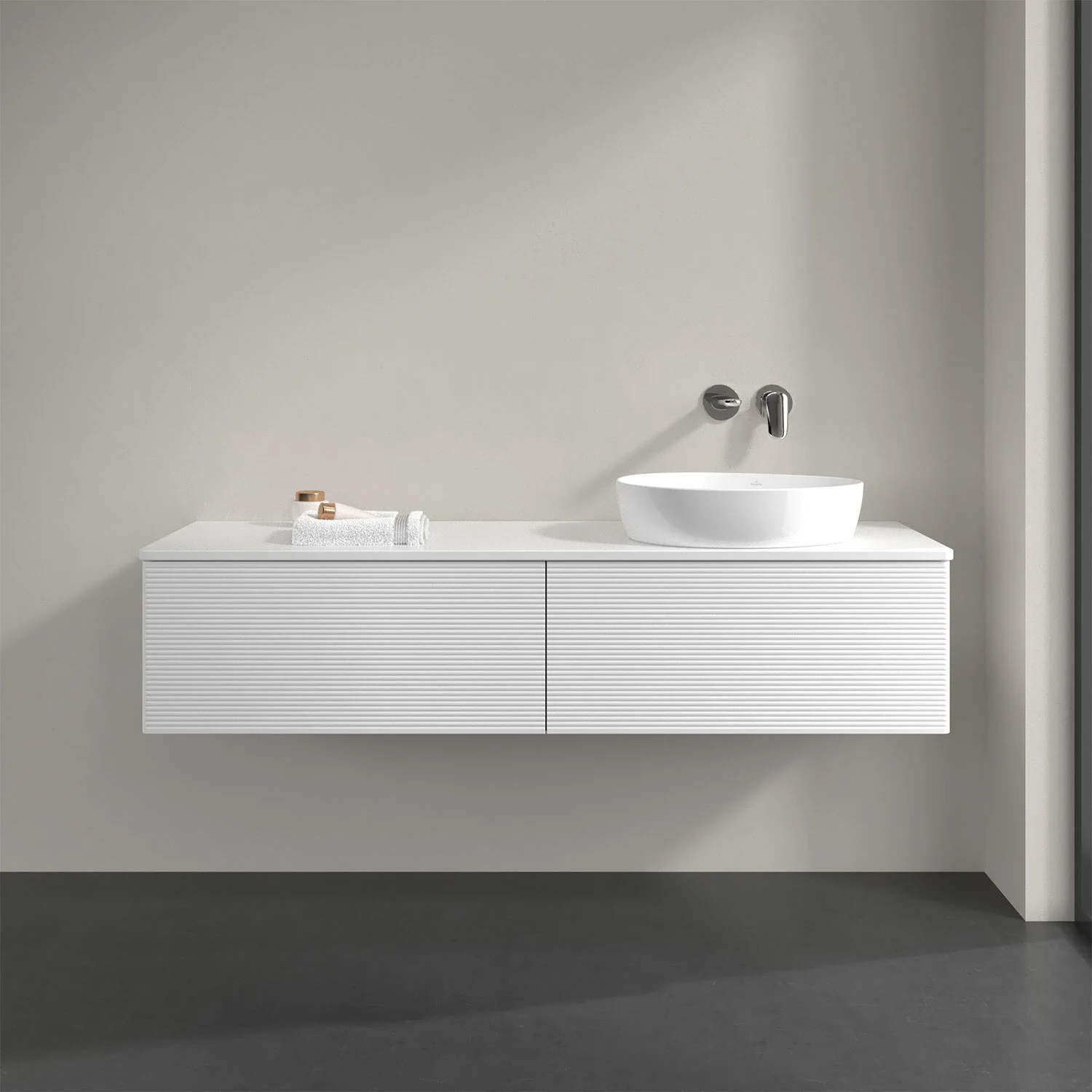Umywalka z drewnianym blatem w zbliżeniu, Villeroy & Boch