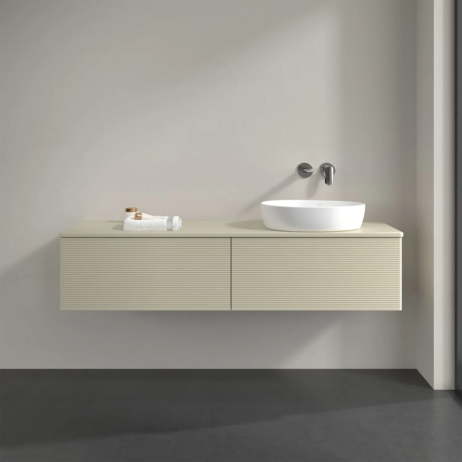 Jasne meble łazienkowe z umywalką w zbliżeniu, Villeroy & Boch