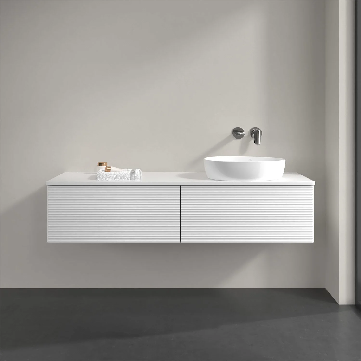 Białe meble łazienkowe z umywalką w zbliżeniu, Villeroy & Boch