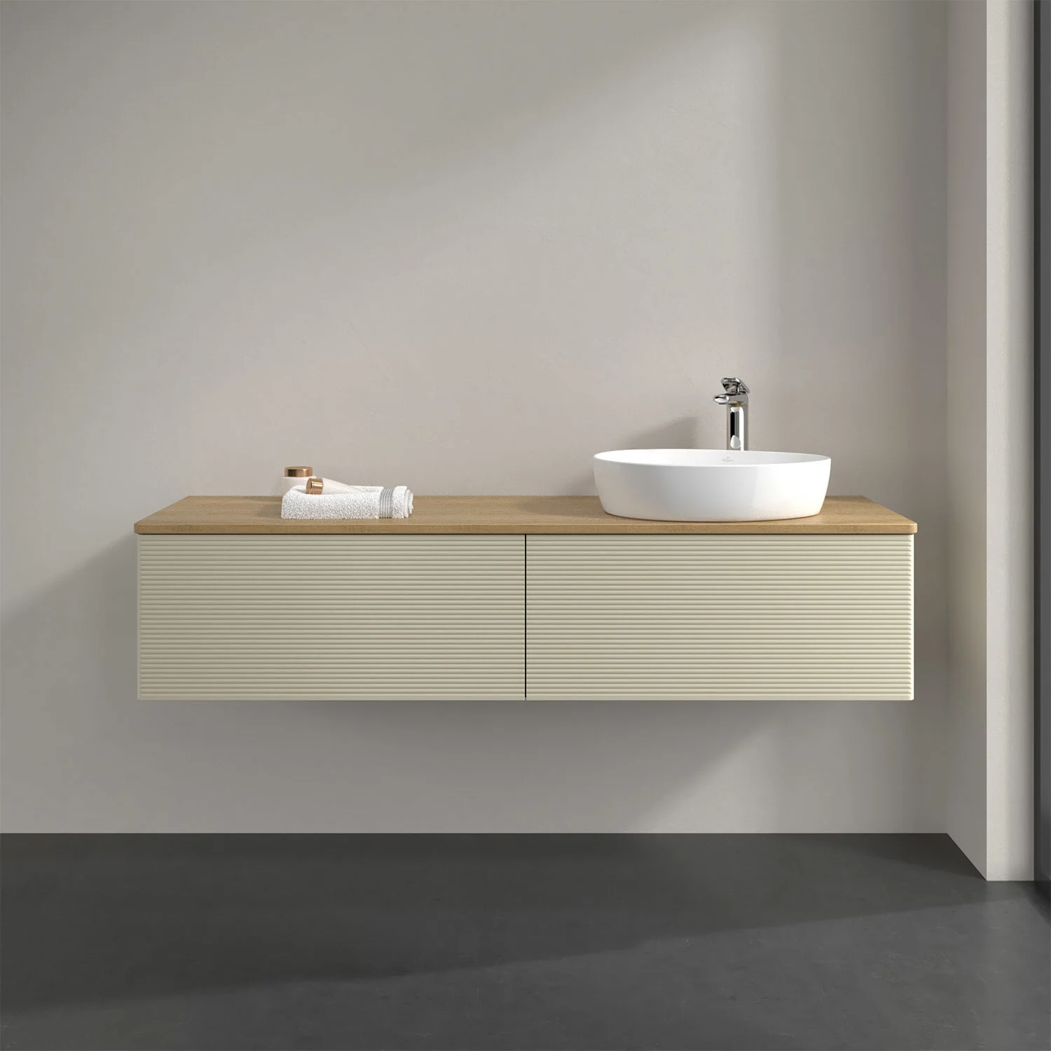 Jasne meble łazienkowe z drewnianym blatem i umywalką, Villeroy & Boch