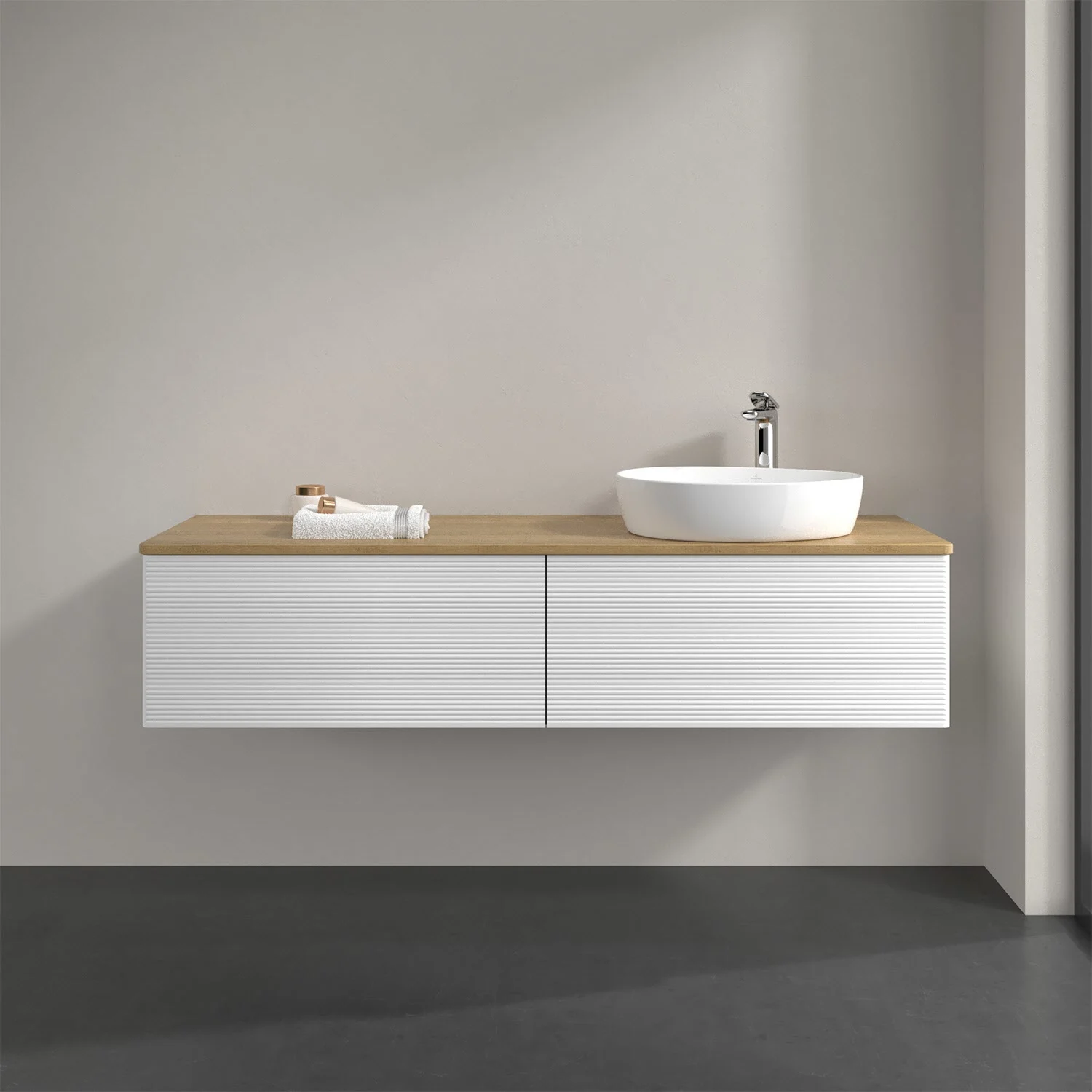 Białe meble łazienkowe z drewnianym blatem i umywalką, Villeroy & Boch