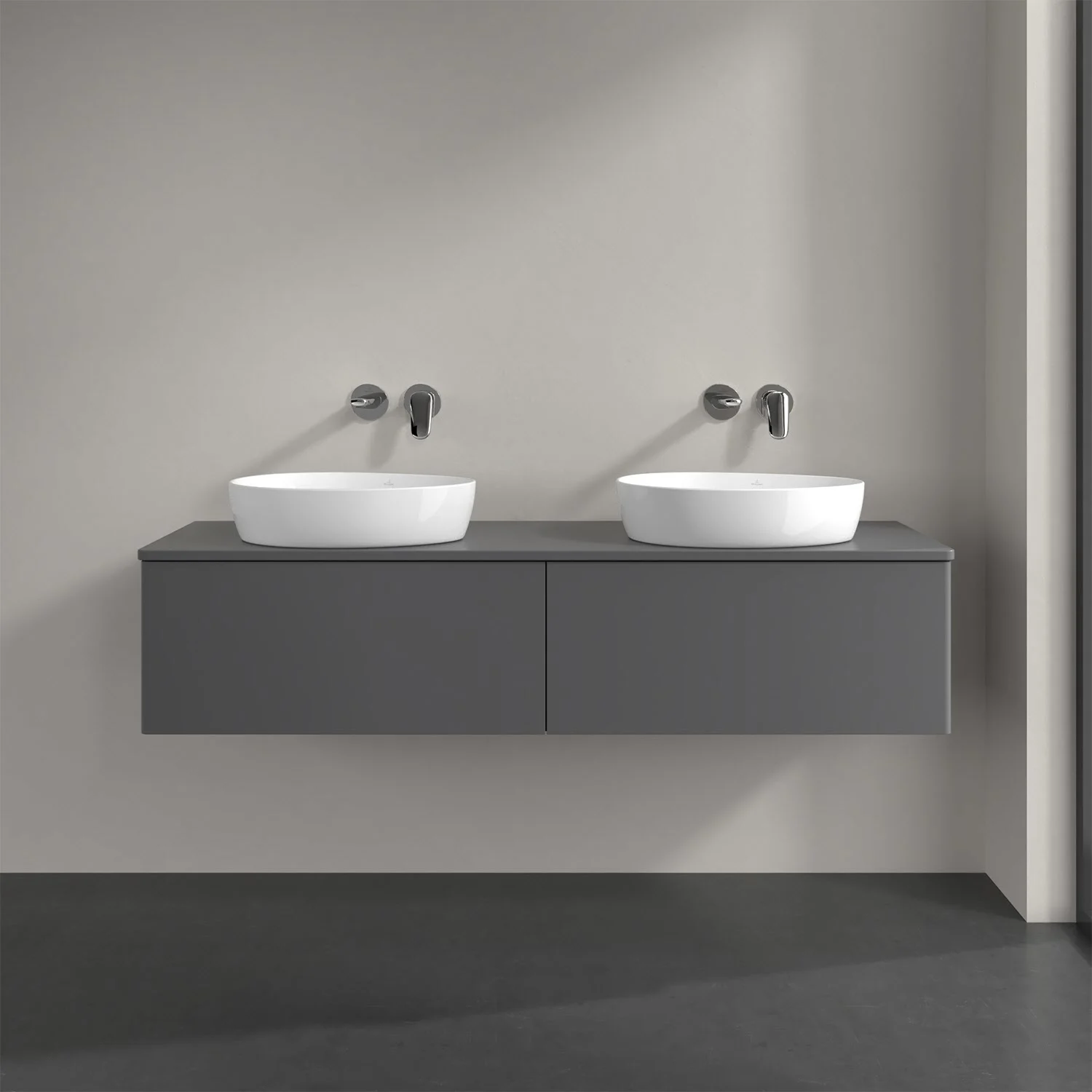 Szara podwójna umywalka z bateriami ściennymi w łazience, Villeroy & Boch