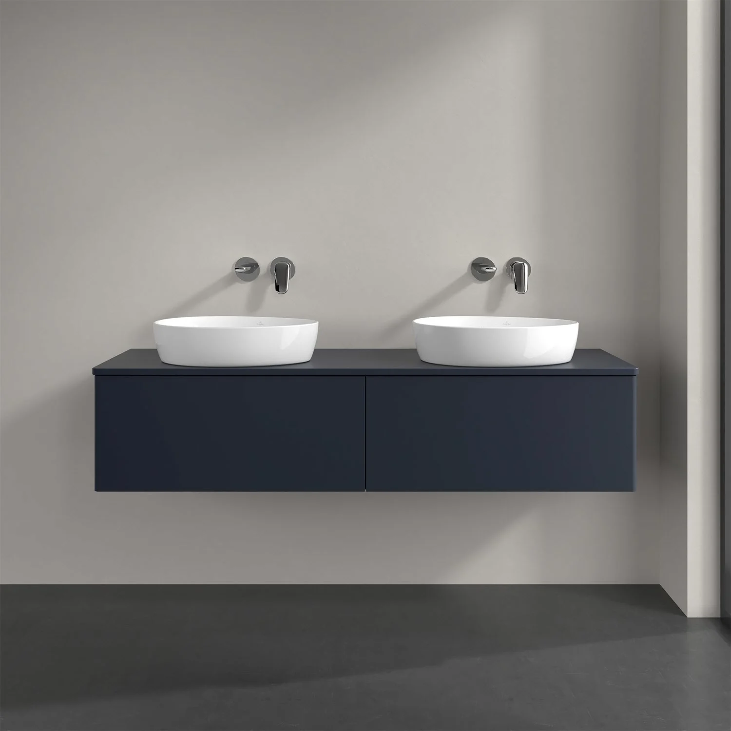 Niebieska podwójna umywalka z bateriami ściennymi w łazience, Villeroy & Boch