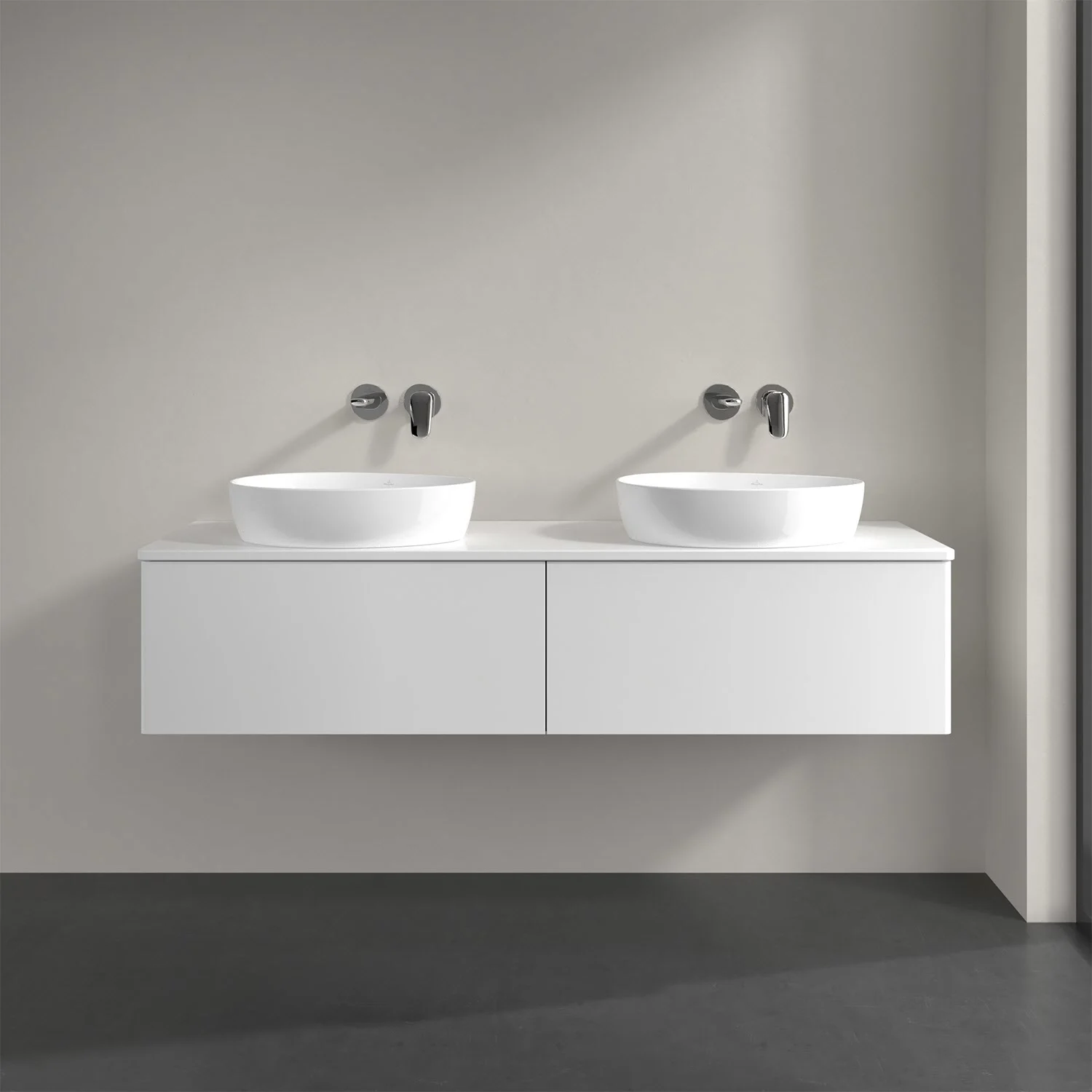 Biała podwójna umywalka z bateriami ściennymi w łazience, Villeroy & Boch