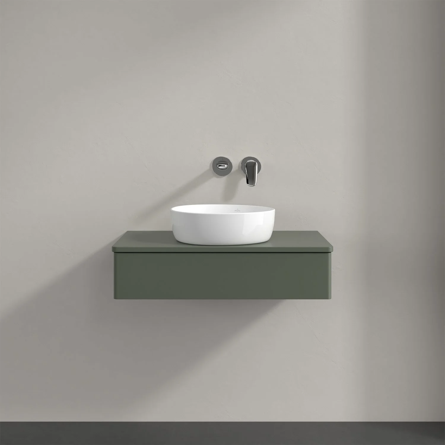 Biała umywalka na zielonej szafce w łazience, Villeroy & Boch