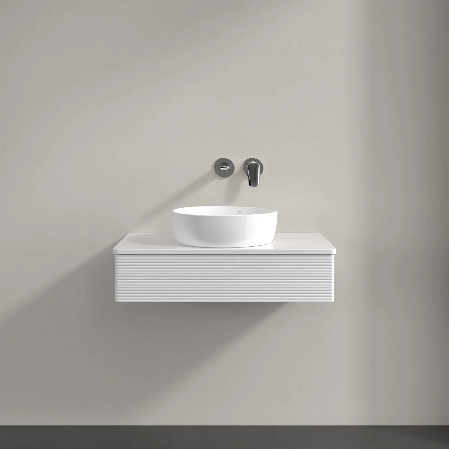 Umywalka na białej szafce w łazience, Villeroy & Boch