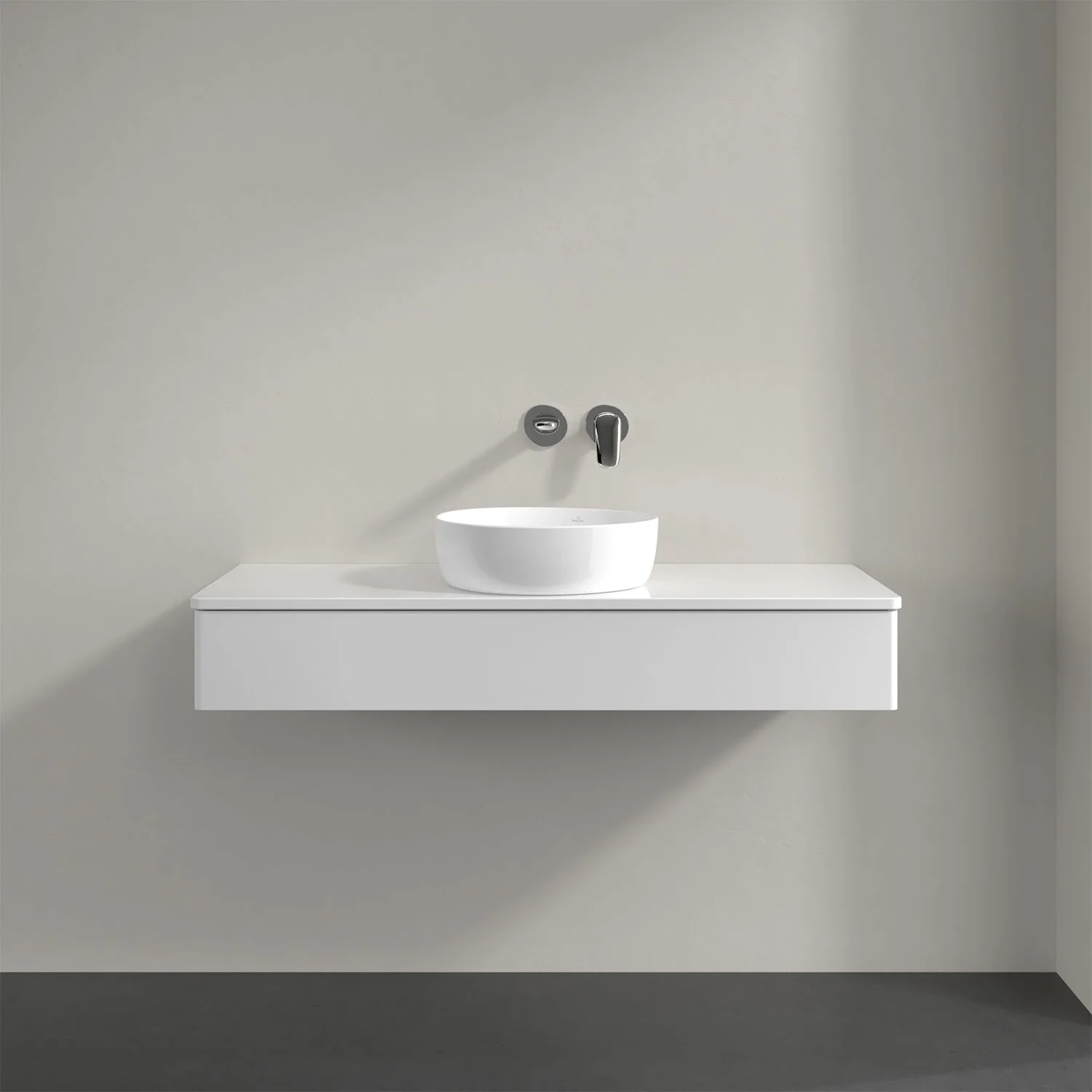 Umywalka z białą szafką na ścianie, Villeroy & Boch