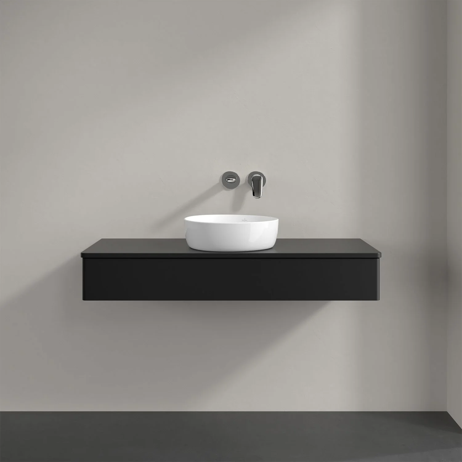 Czarna umywalka z baterią ścienną w łazience, Villeroy & Boch