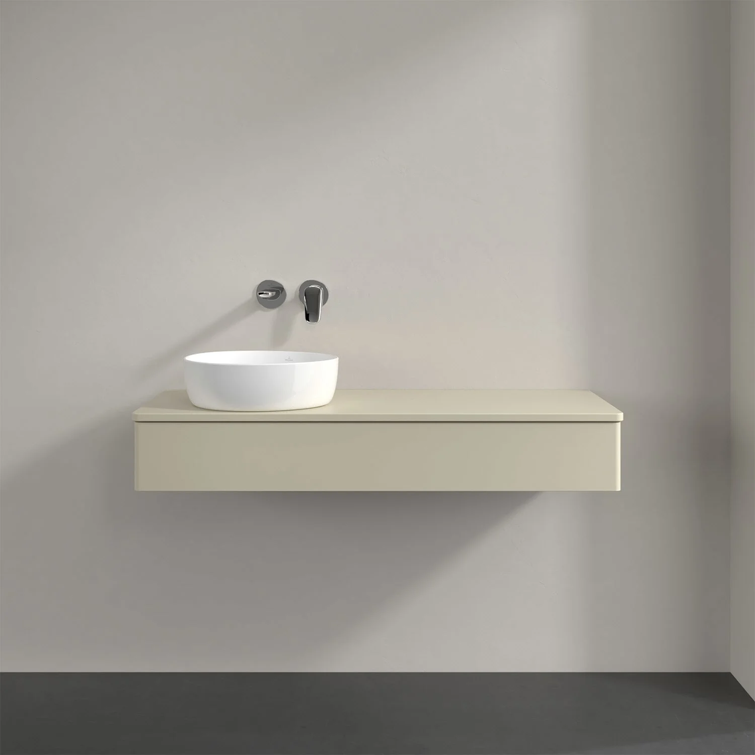 Jasna umywalka z baterią ścienną w łazience, Villeroy & Boch