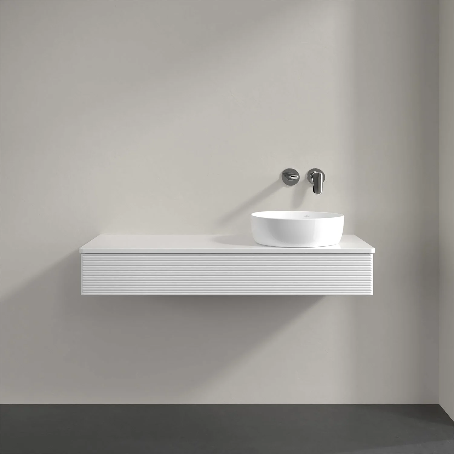 Biała umywalka z baterią ścienną w łazience, Villeroy & Boch