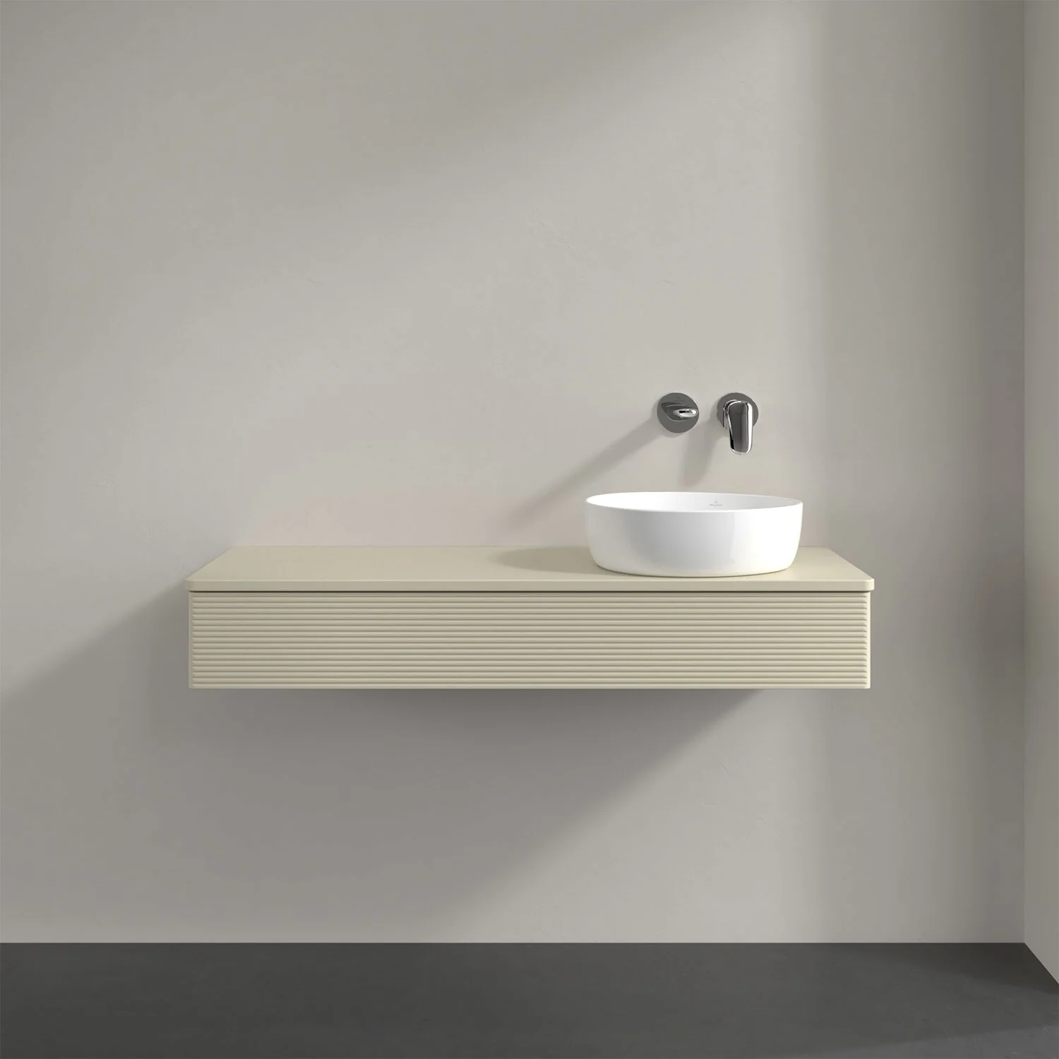 Jasna umywalka z baterią ścienną w łazience, Villeroy & Boch